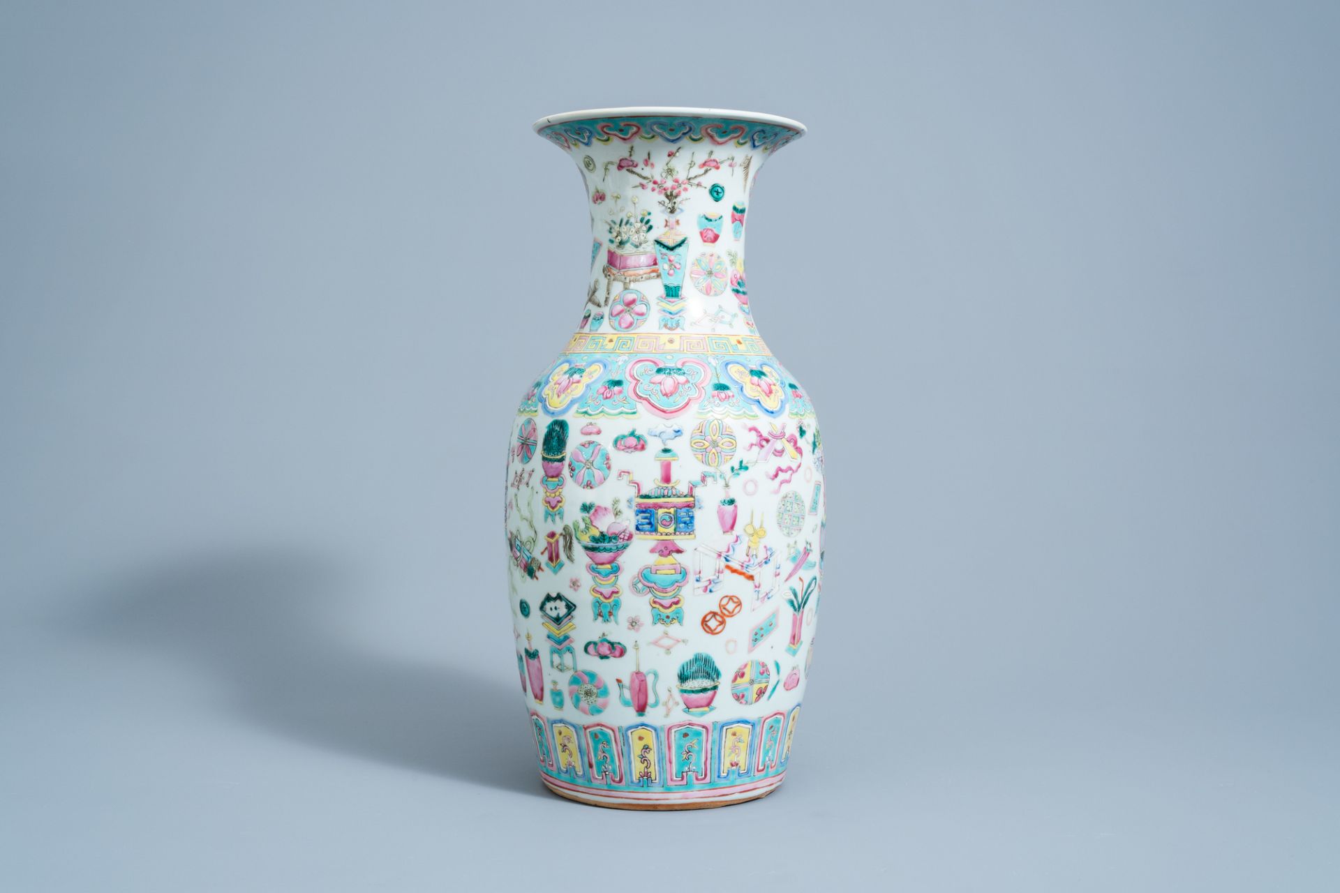 A Chinese famille rose 'antiquities' vase, 19th C. - Image 4 of 6