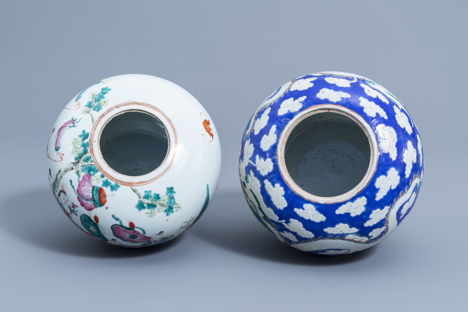 A Chinese famille rose jar and cover with figurative design and a blue ground 'dragon' jar, 19th C. - Bild 6 aus 9