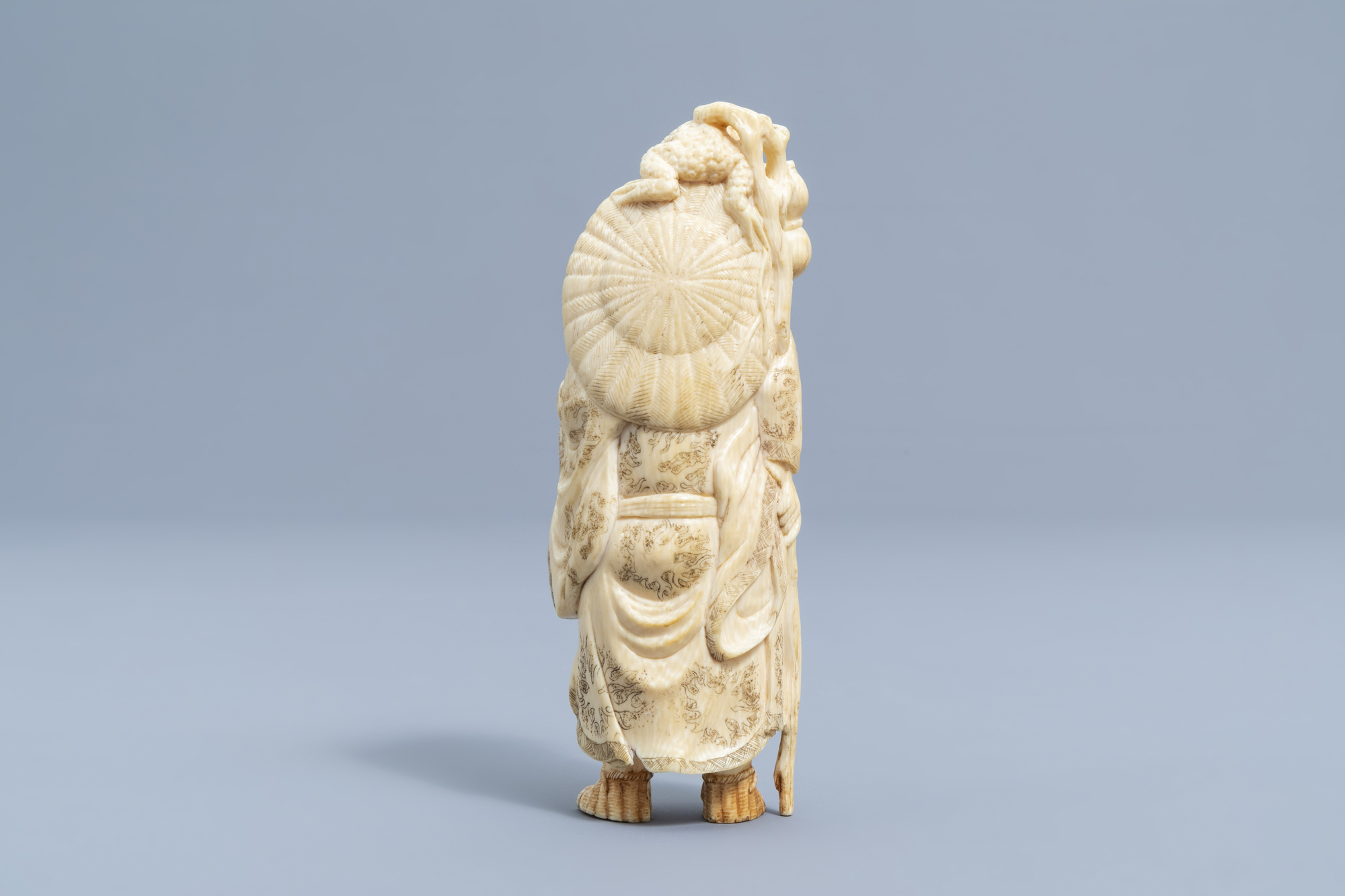 A Japanese ivory okimono of Gama Sennin, Meiji, 19th C. - Image 5 of 11