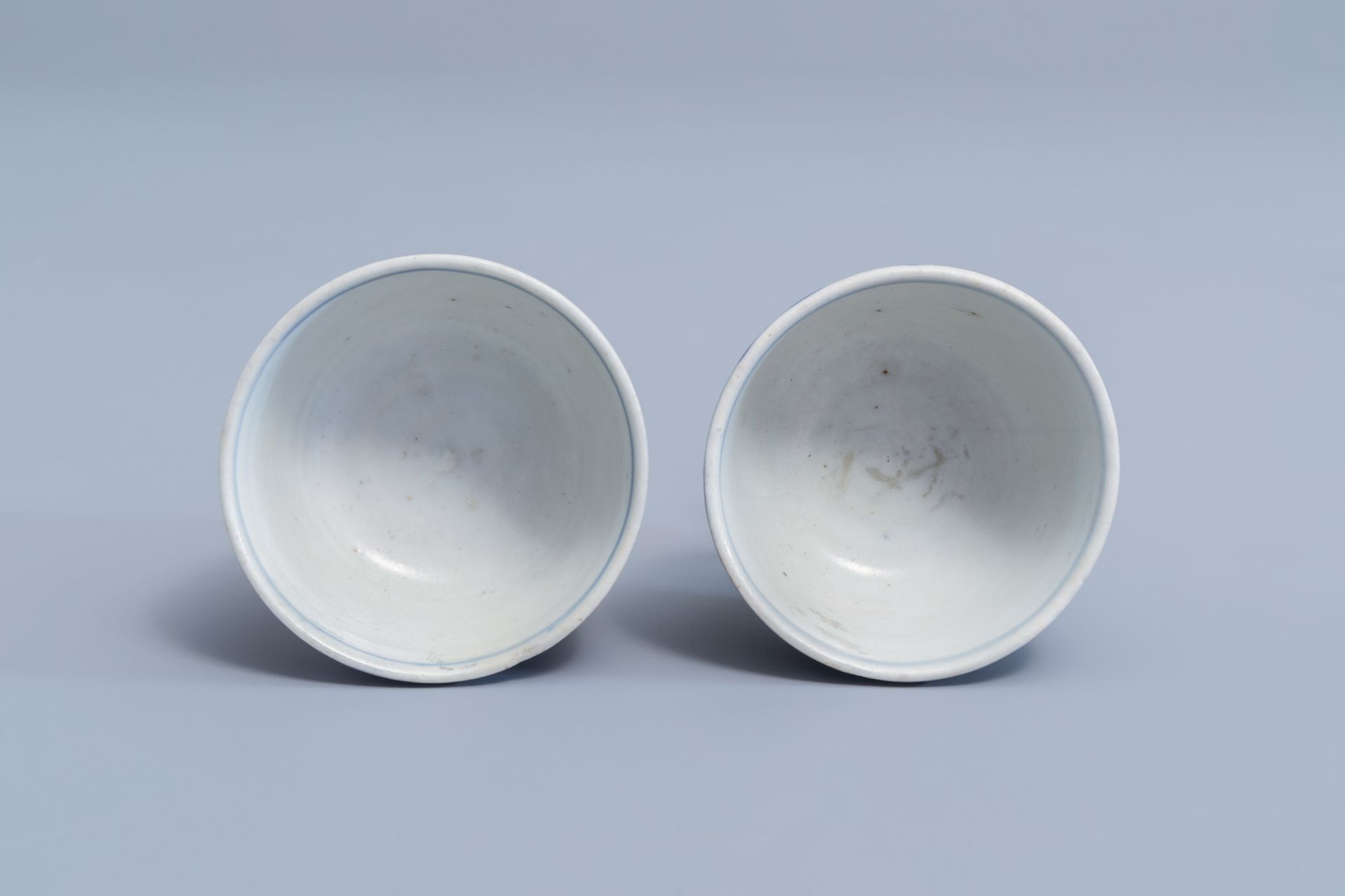 A pair of Chinese blue and white stem cups with floral design and a four-lobed teapot stand, Kangxi - Image 8 of 9