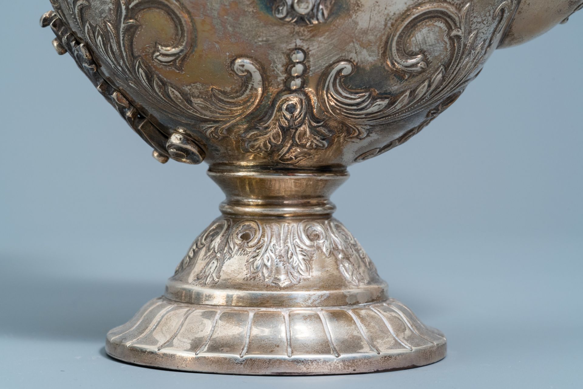 A Spanish inlaid silver Historicism jug with floral design and swans, 20th C. - Image 16 of 17