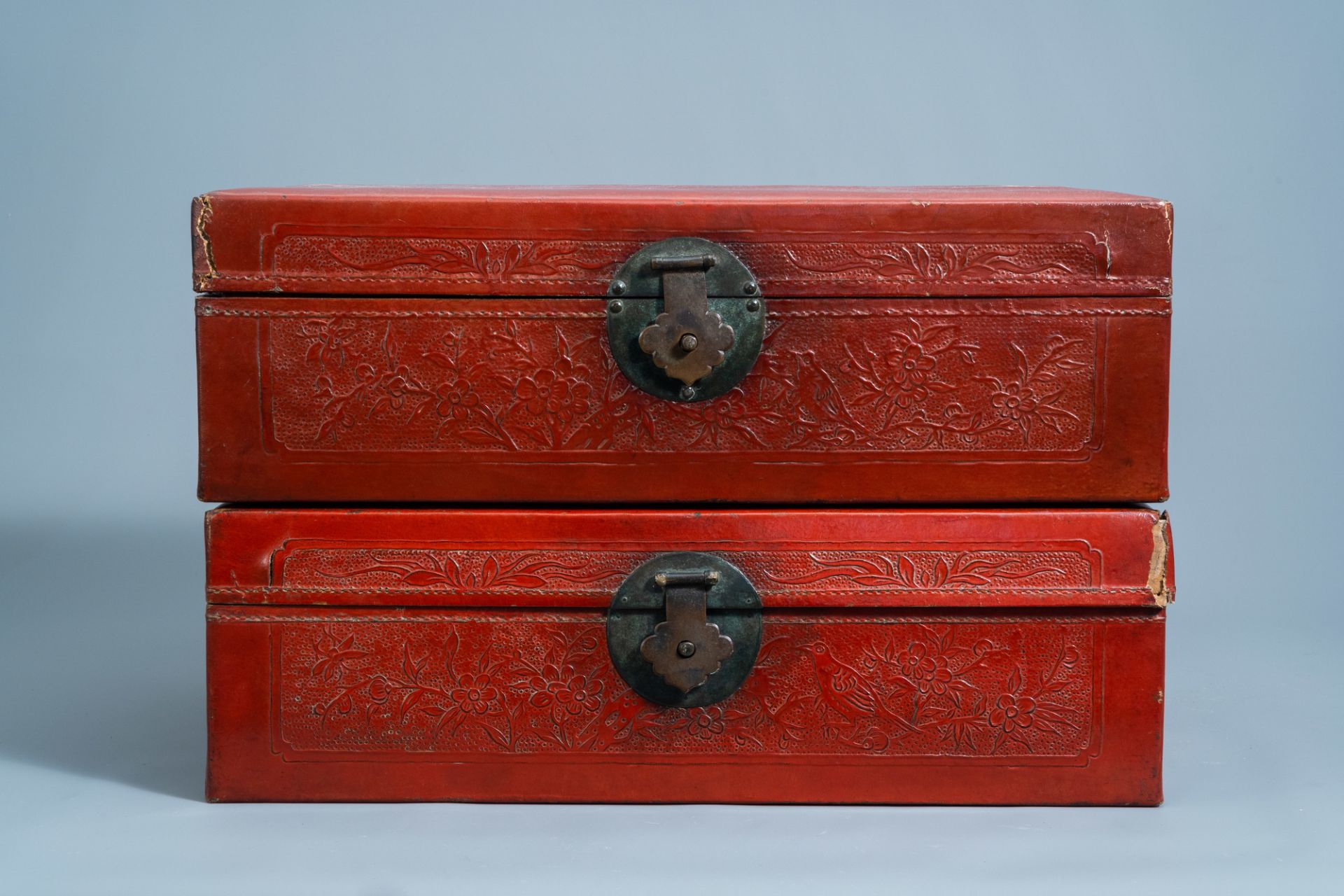 A pair of Chinese partly red lacquered leather travel trunks with floral design, 20th C - Image 3 of 13