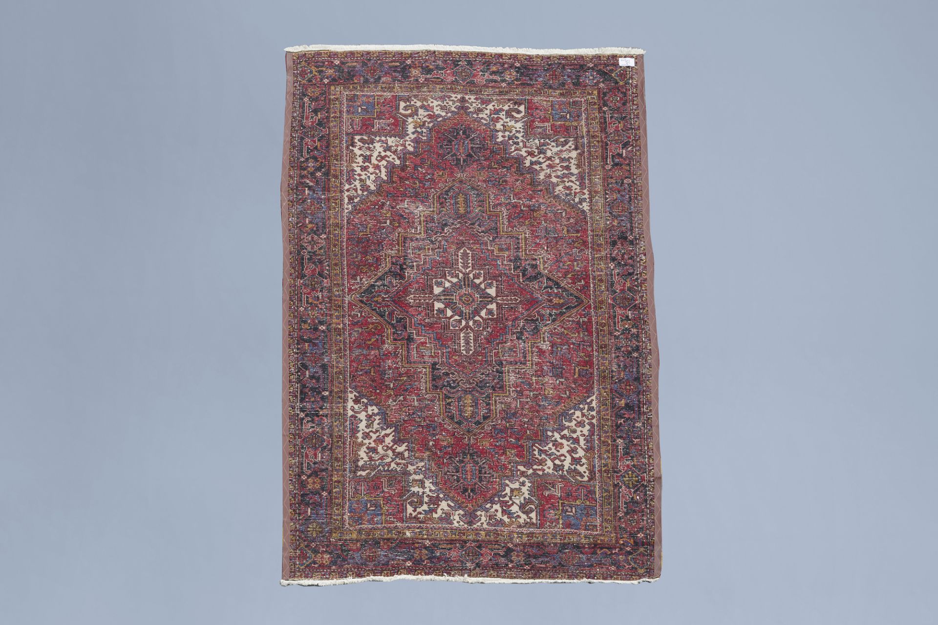 An Oriental Heriz rug with floral design, wool on cotton, Persia, mid 20th C. - Image 2 of 3