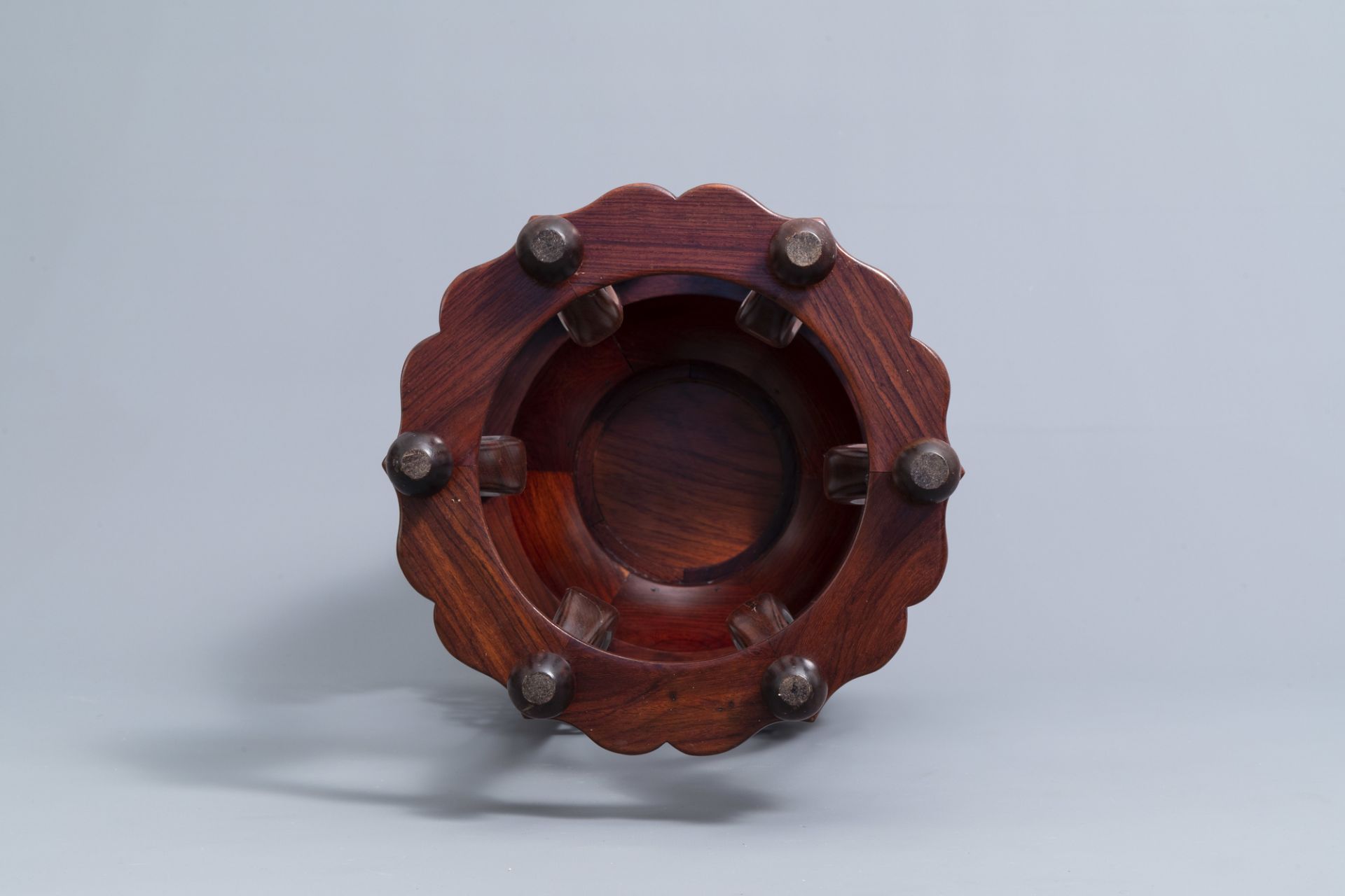 A Chinese carved wood stand with lotus shaped top, 20th C. - Image 7 of 7