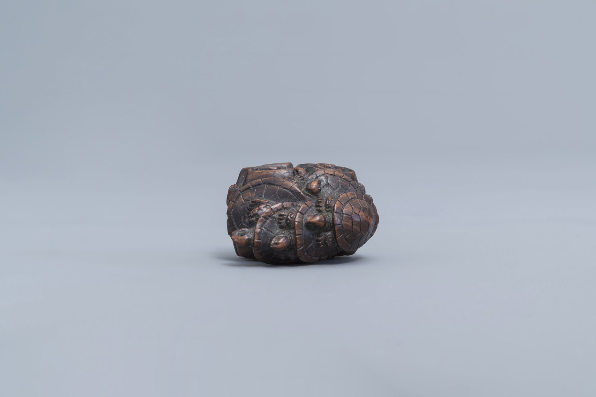 A Japanese wooden 'turtles' netsuke, signed, 20th C. - Image 6 of 7