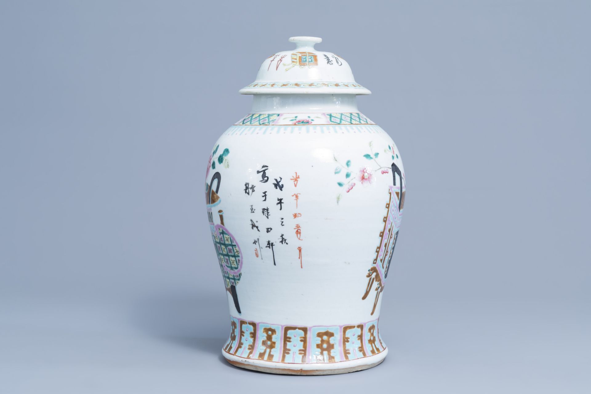 A Chinese famille rose vase and cover with flower baskets, 19th C. - Image 4 of 8