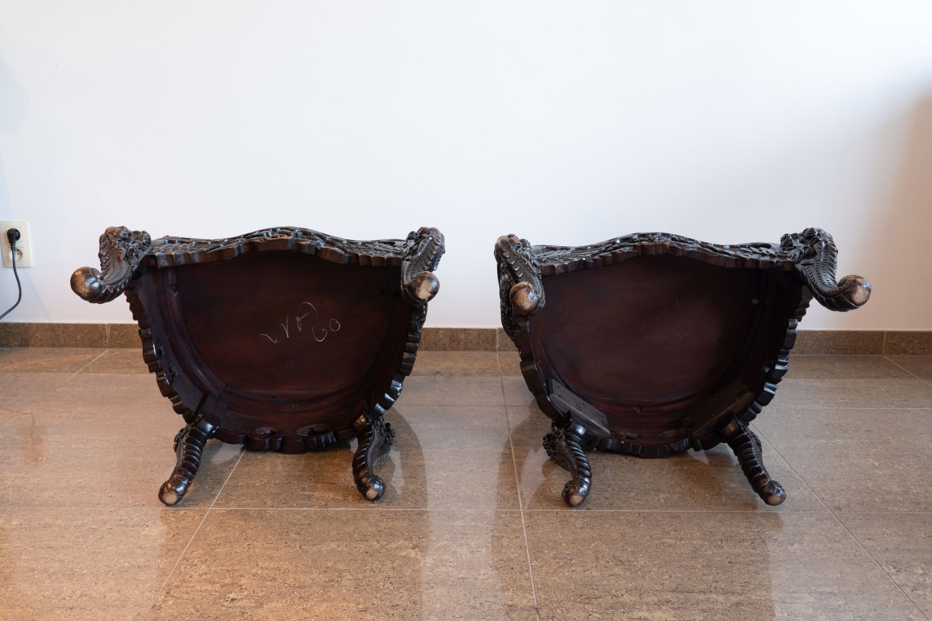 A pair of Chinese or Japanese carved wooden 'dragon' chairs, 19th/20th C. - Image 7 of 8