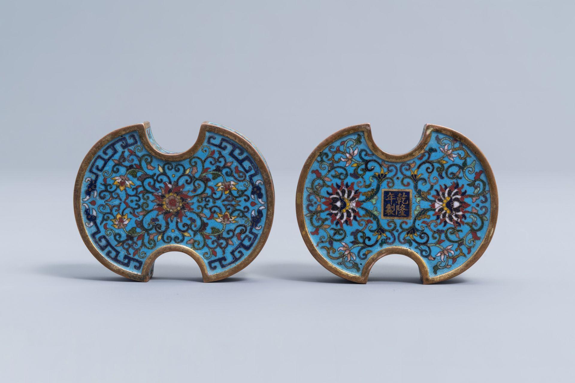 A Chinese cloisonne ingot shaped box and cover with lotus design, Qianlong mark, 19th C. - Image 4 of 9