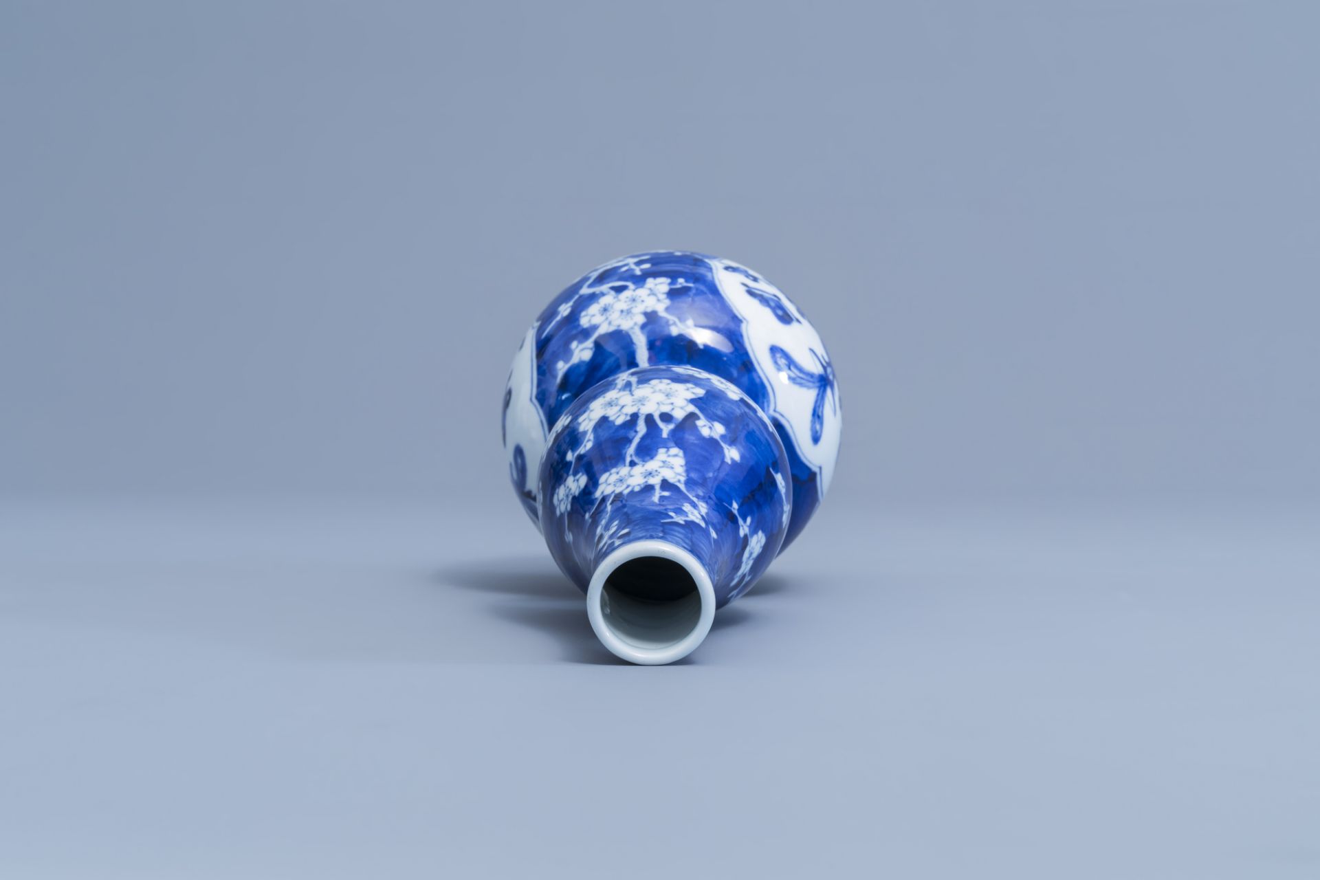 A Chinese blue and white double gourd vase with antiquities design and two plates with figurative de - Image 8 of 9
