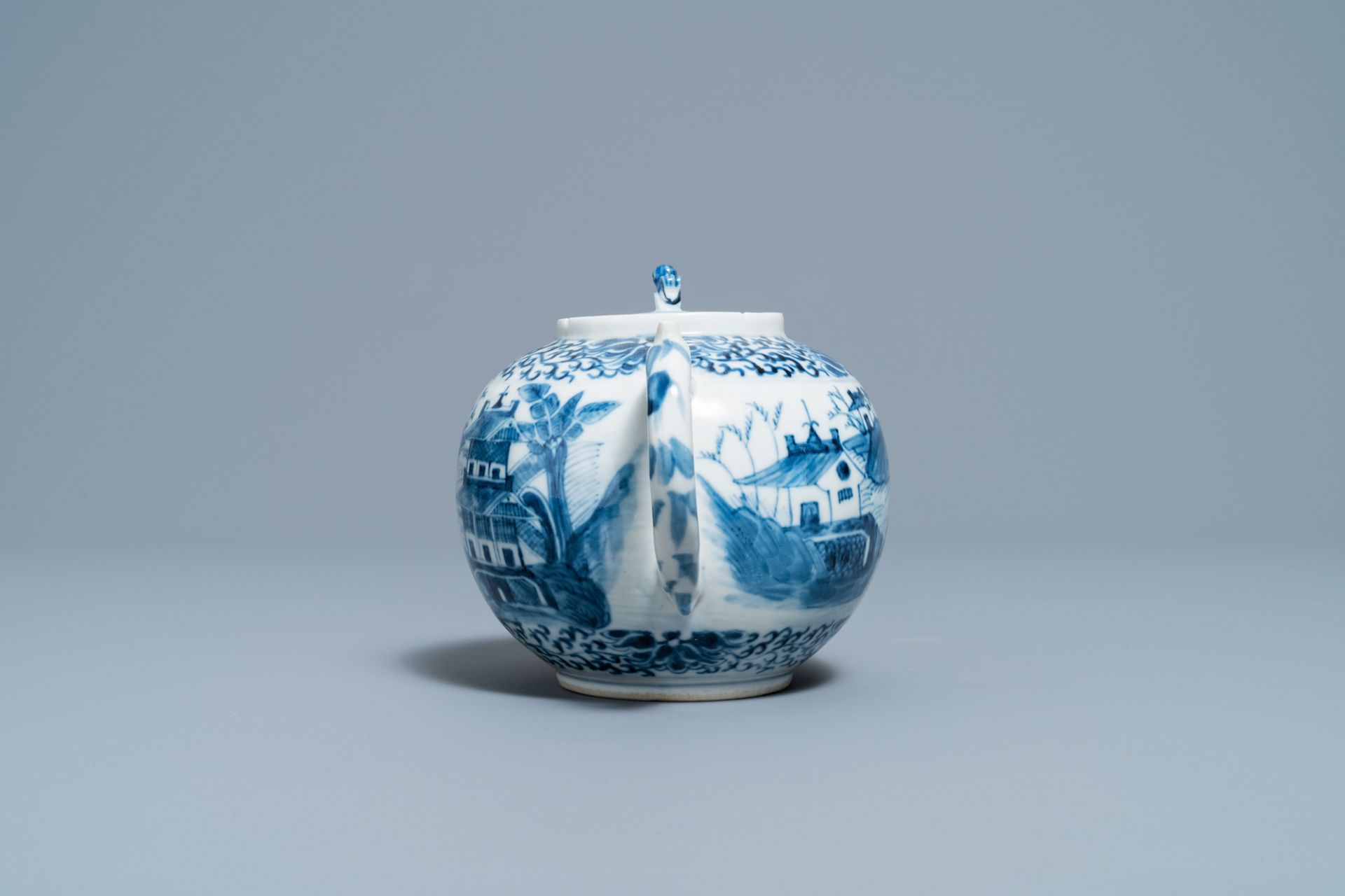 A Chinese blue and white teapot and cover with figures in a landscape, 19th C. - Bild 4 aus 11