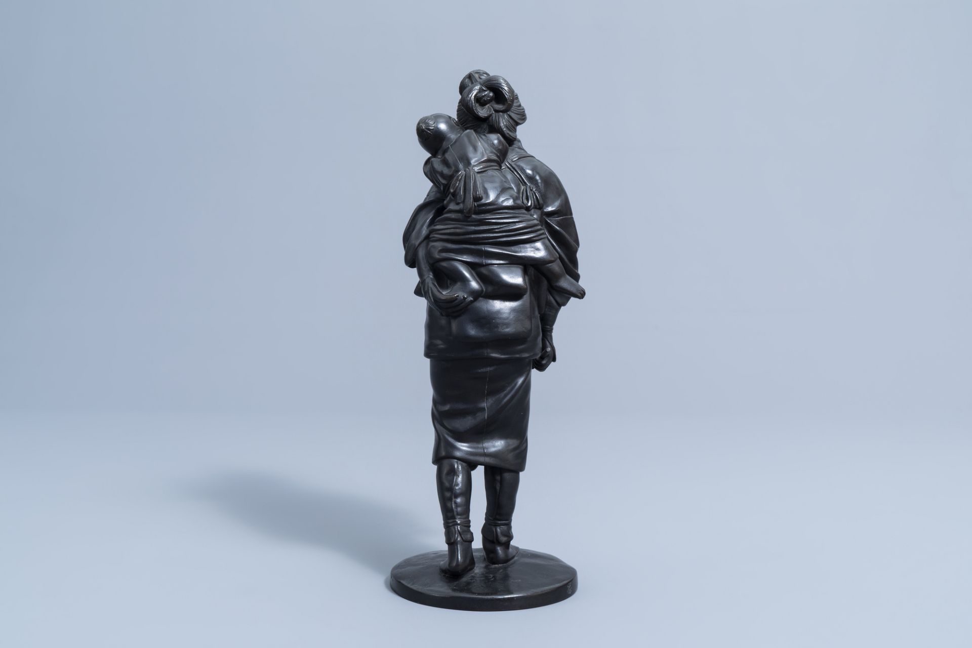 A Japanese bronze okimono of a mother and child on their way to the field, Meiji, 19th C. - Image 5 of 10