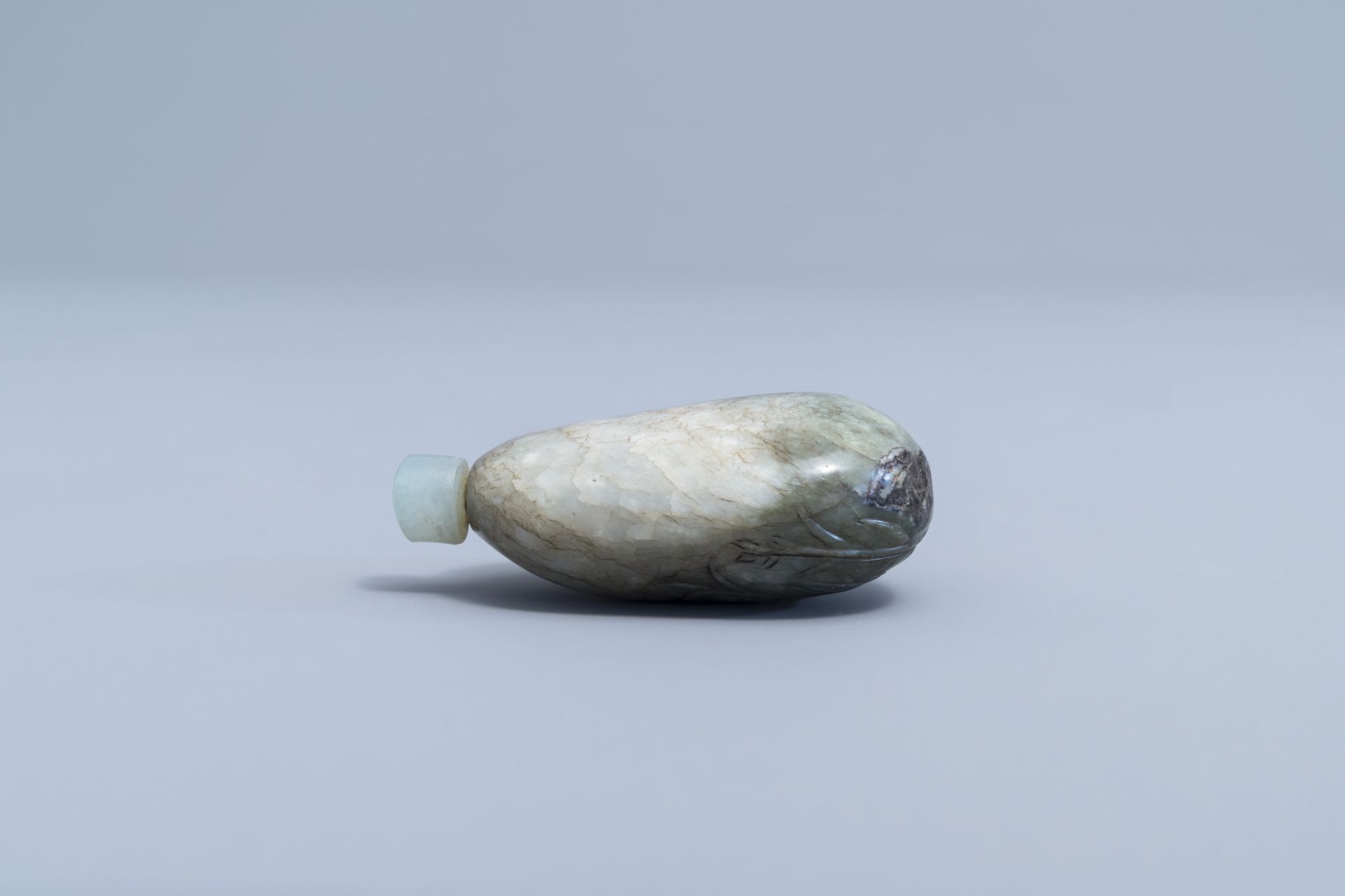 A Chinese greyish jade snuff bottle with incised floral design, 19th/20th C. - Image 3 of 8