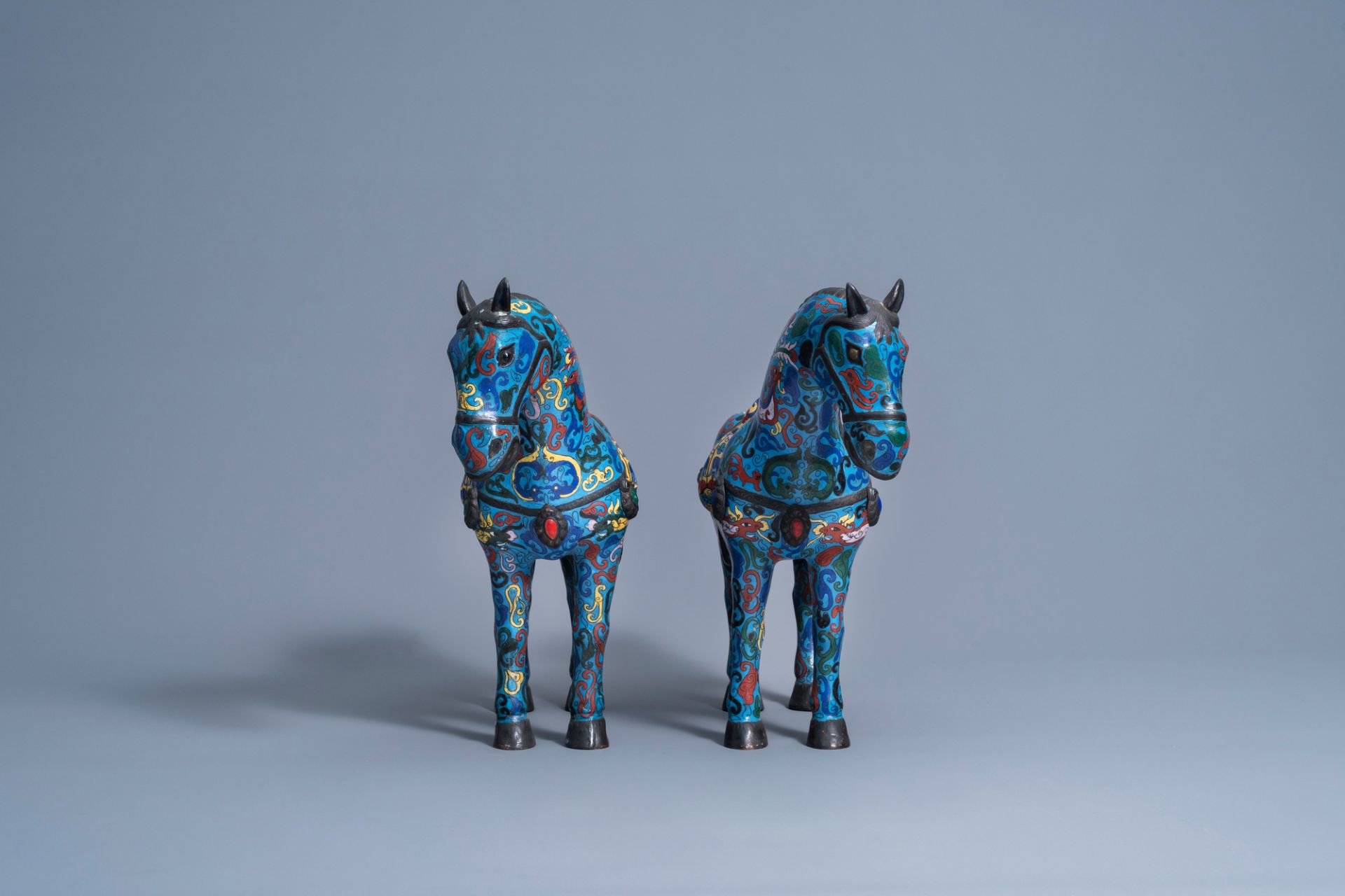 A pair of Chinese cloisonne horses on wooden bases, 20th C. - Image 3 of 9