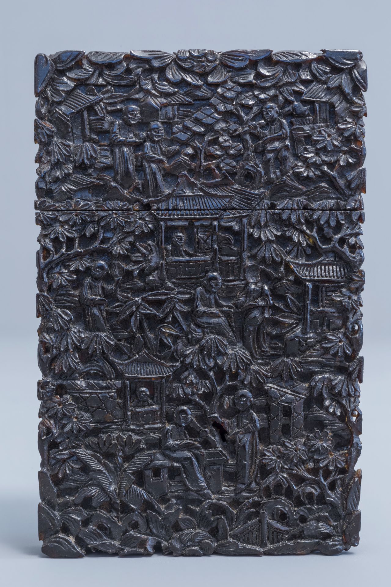 A Chinese richly carved Canton tortoiseshell business card case, 19th C - Image 6 of 9