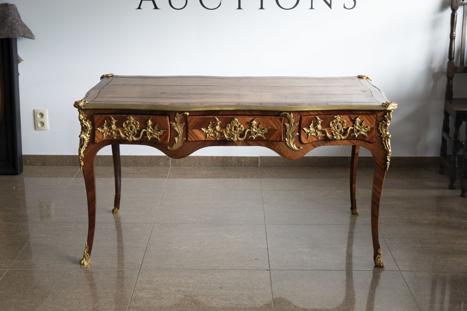 An extremely fine French Louis XV style gilt bronze chinoiserie mounted kingwood bureau plat, mid 18 - Image 3 of 7