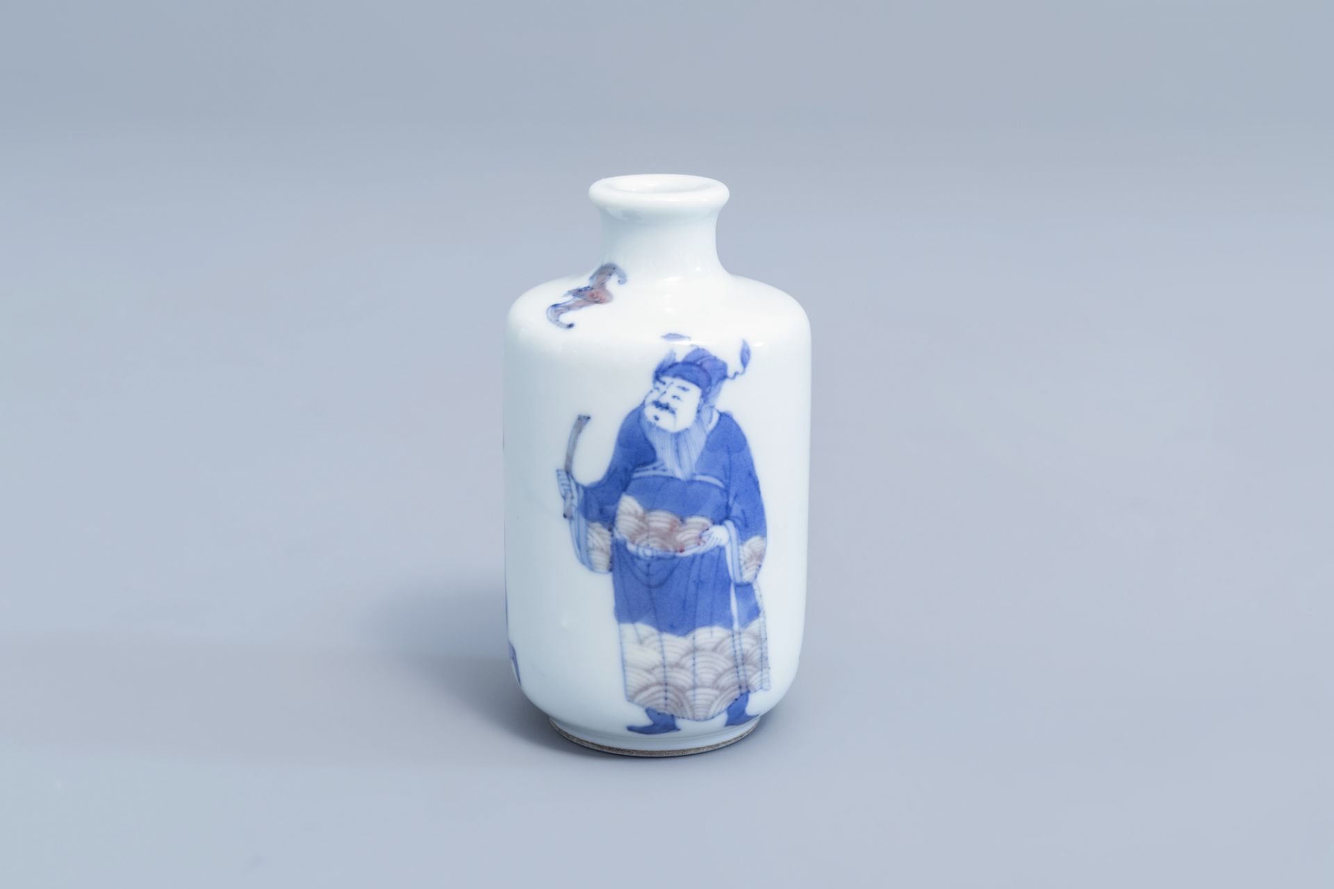 A Chinese blue, white and underglaze red snuff bottle with figures, 19th/20th C.