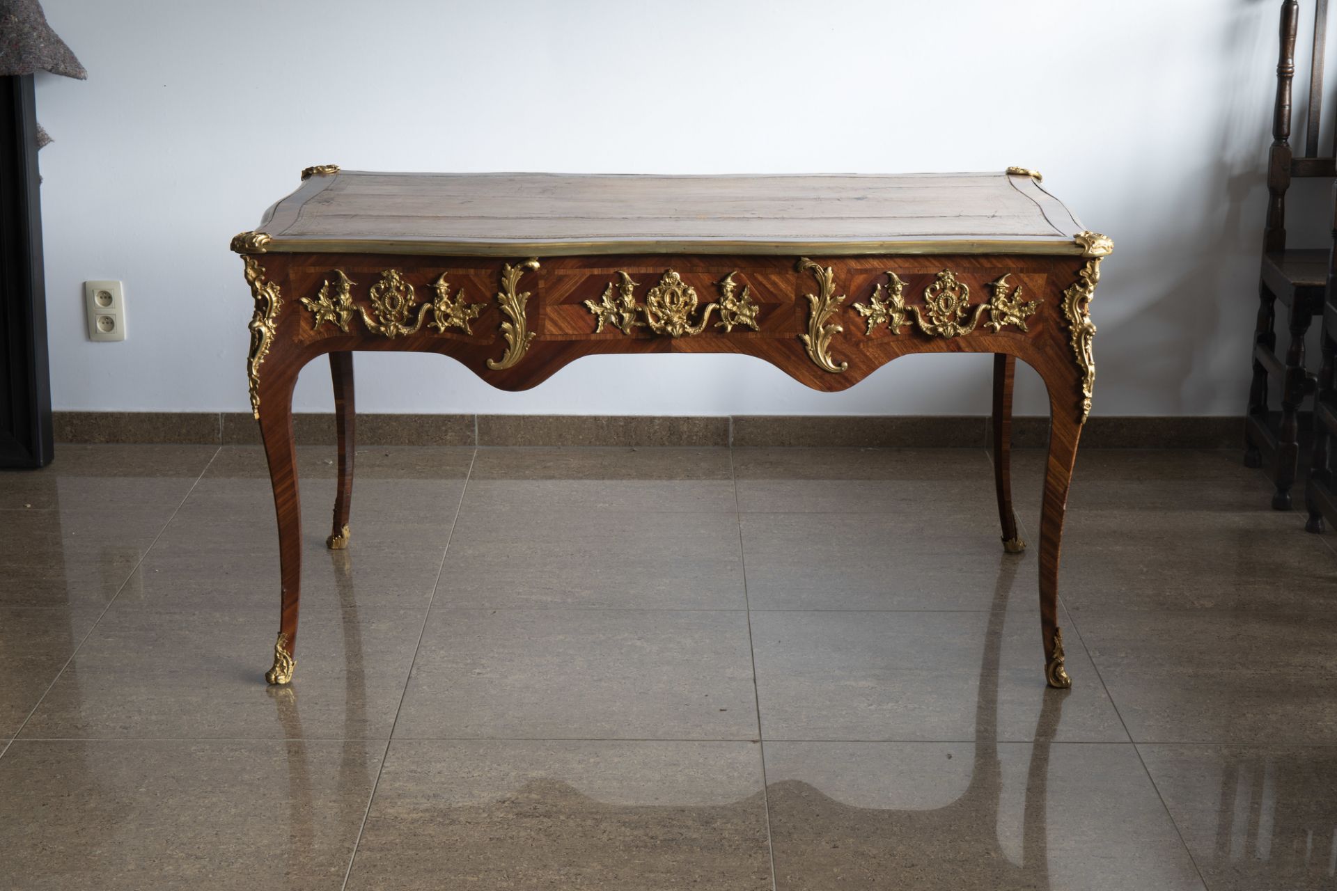 An extremely fine French Louis XV style gilt bronze chinoiserie mounted kingwood bureau plat, mid 18 - Image 5 of 7