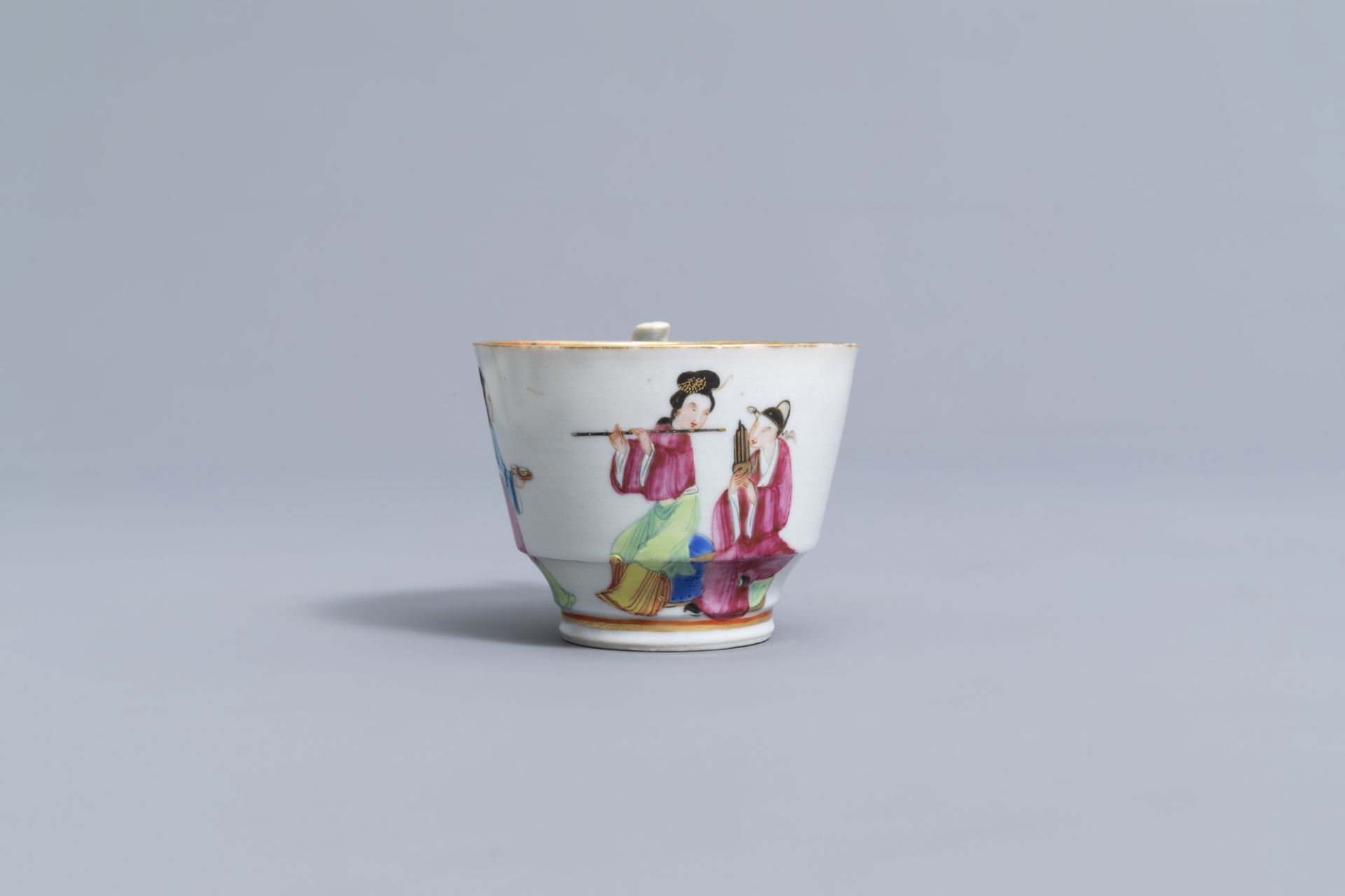 A Chinese Imari style charger with floral design and two famille rose saucers and a cup, 18th/19th C - Image 9 of 14