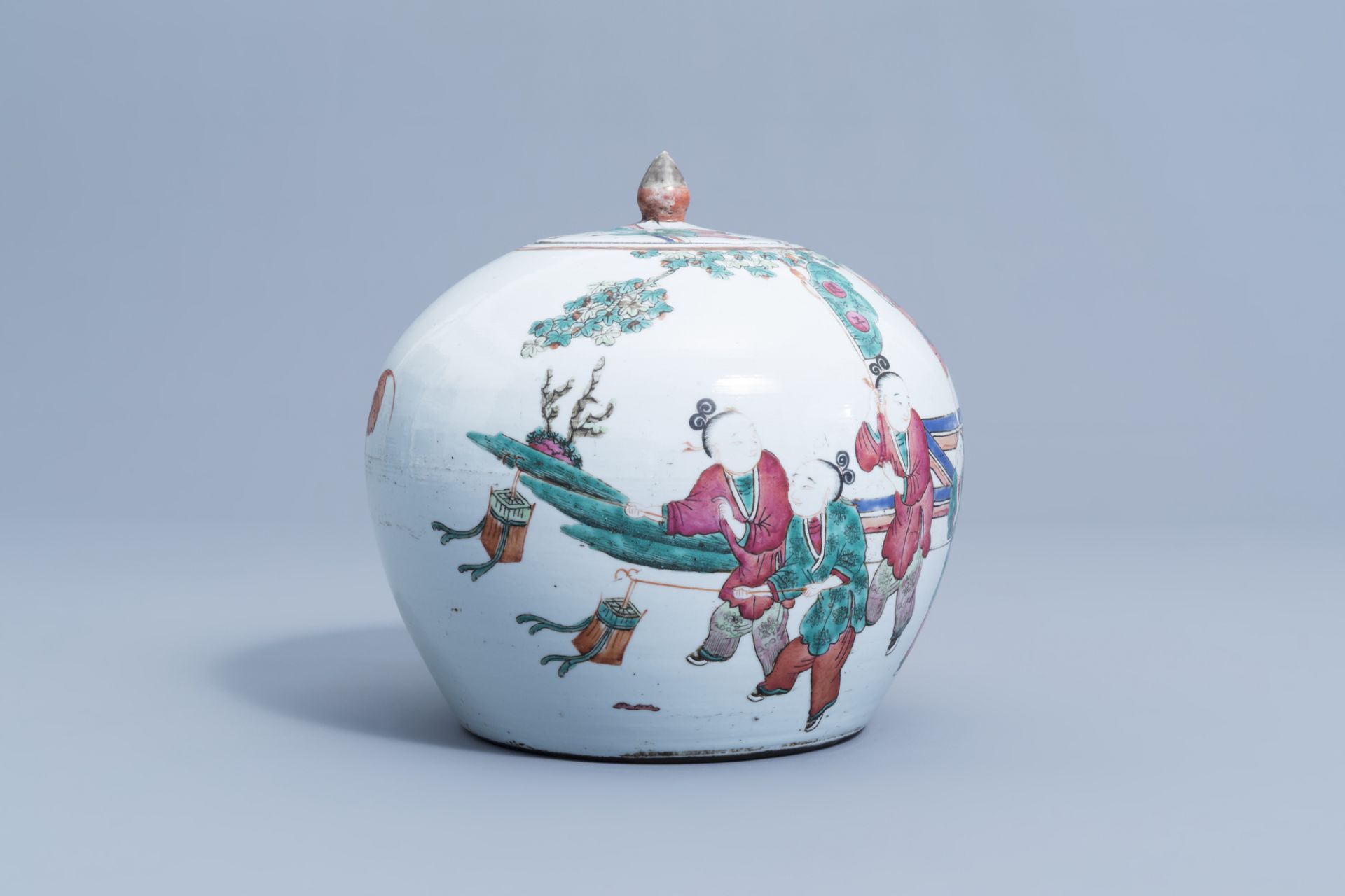 A varied collection of Chinese qianjiang cai and famille rose porcelain, 19th/20th C. - Image 20 of 24