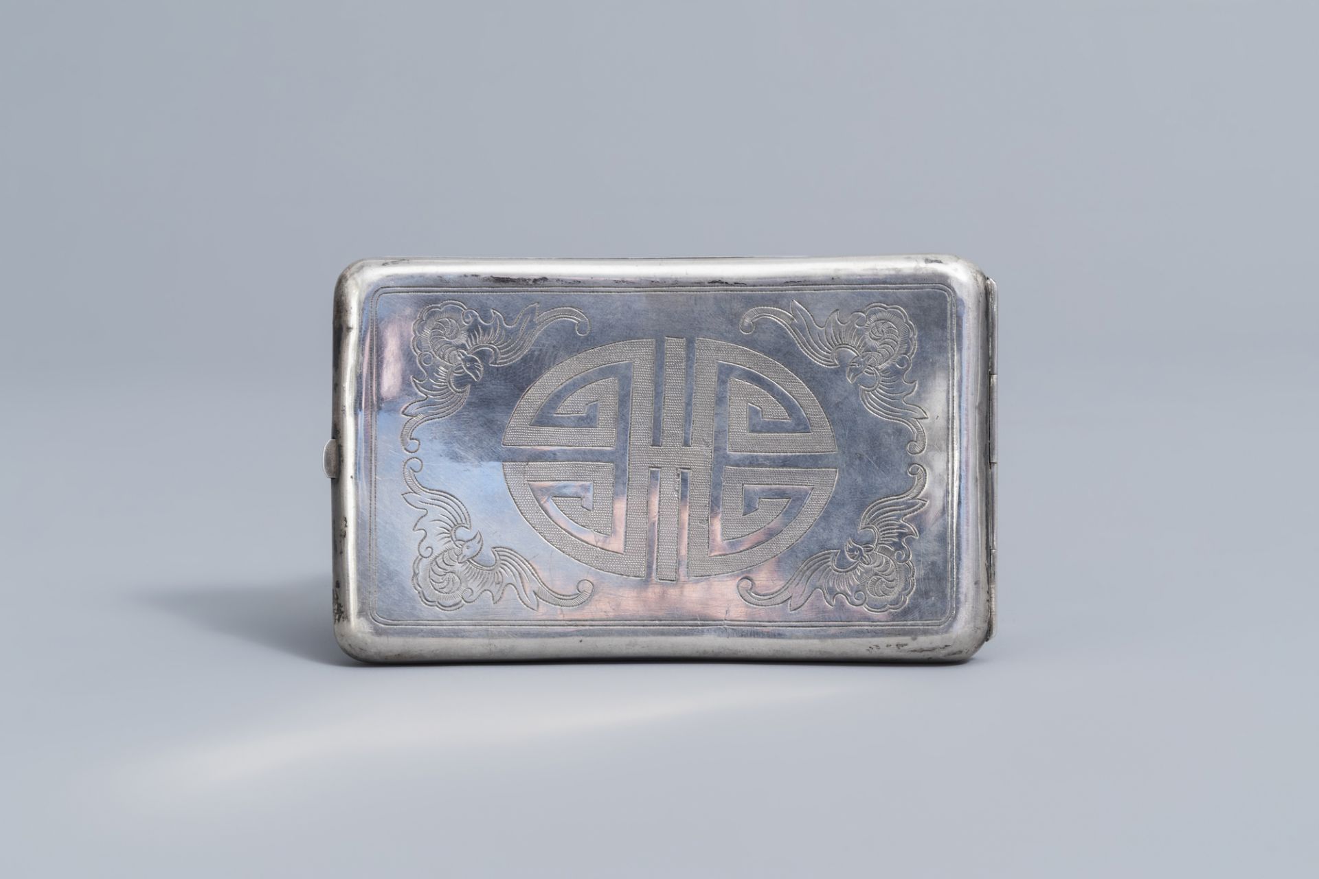 A Chinese silver cigarette box with figures in a landscape and monogram 'GB', 19th/20th C. - Image 3 of 8