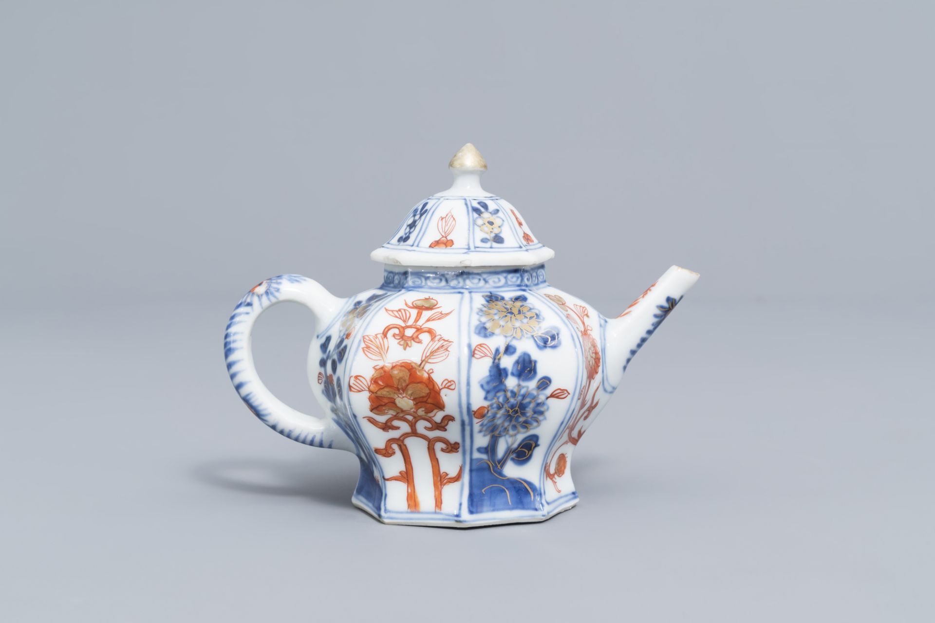 A Chinese octagonal Imari style teapot and cover with floral design, Kangxi - Image 2 of 7