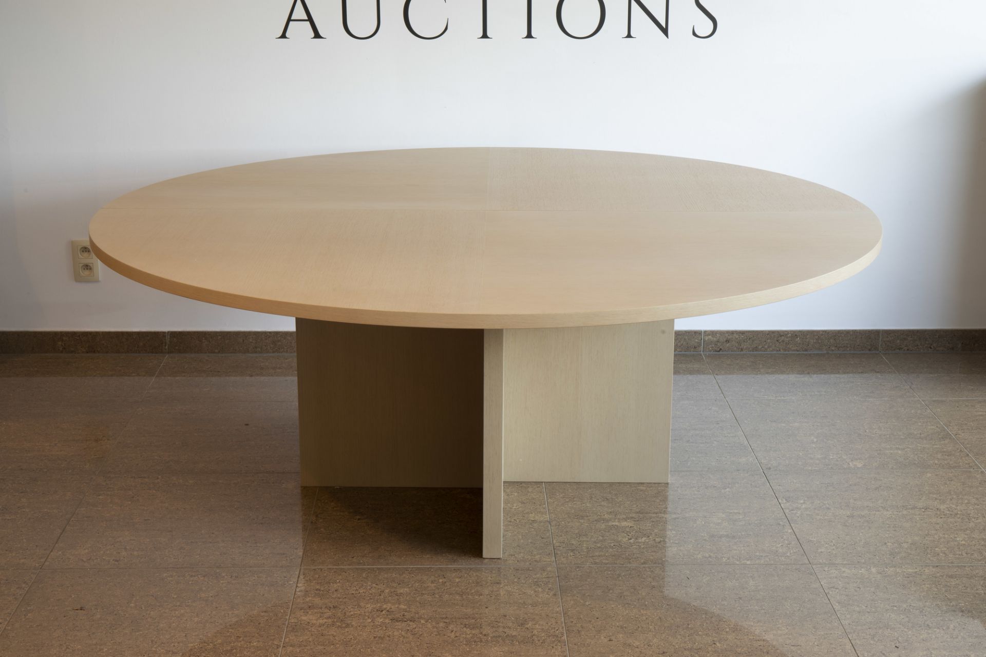 A large, round oak design table, Minus, Poperinge, 21st C. - Image 5 of 9