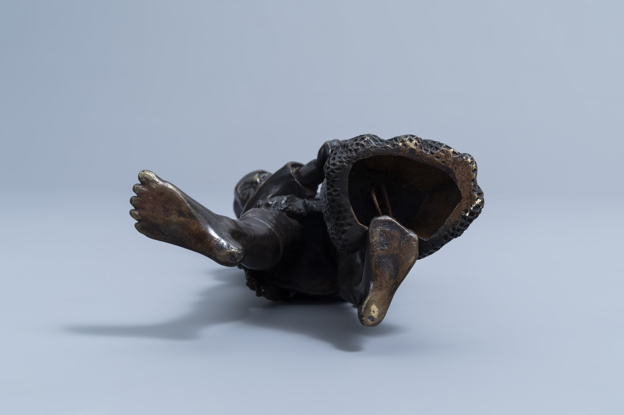 A Japanese bronze okimono of a fisherman, Meiji, 19th C. - Image 7 of 8