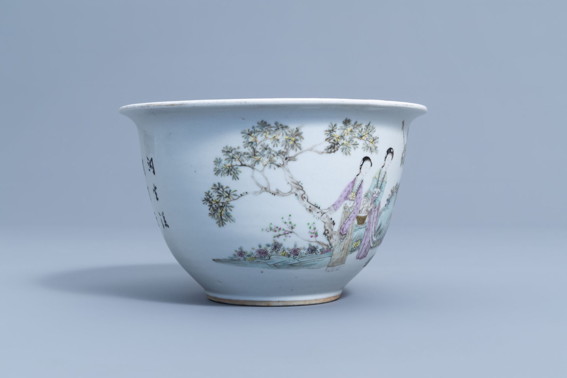 Seven Chinese qianjiang cai saucer plates and a jardiniere with figures in a flower garden, 19th/20t - Image 11 of 15