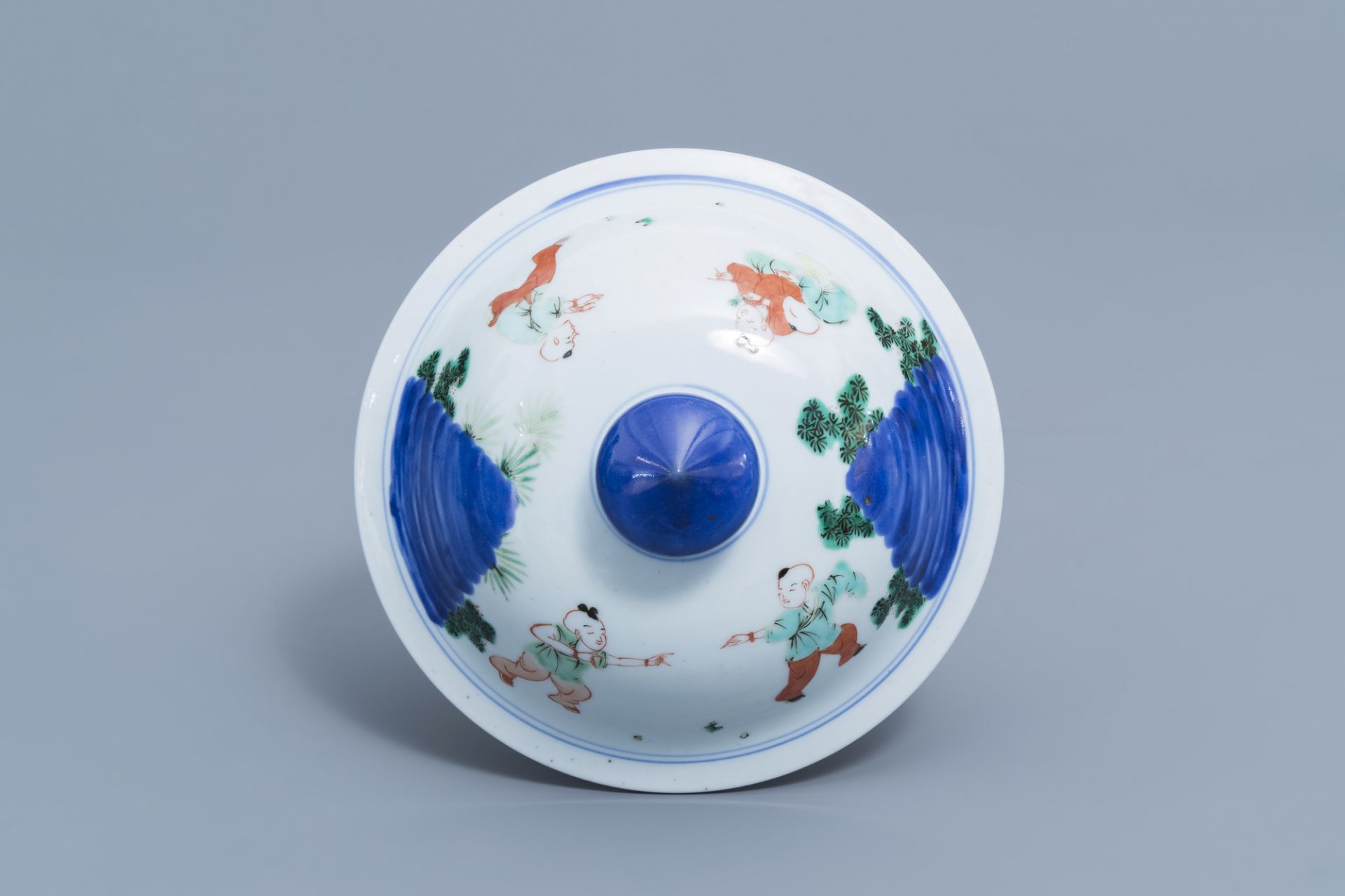 A Chinese wucai vase and cover with figurative design and a cloisonne vase with floral design, 19th/ - Image 8 of 8
