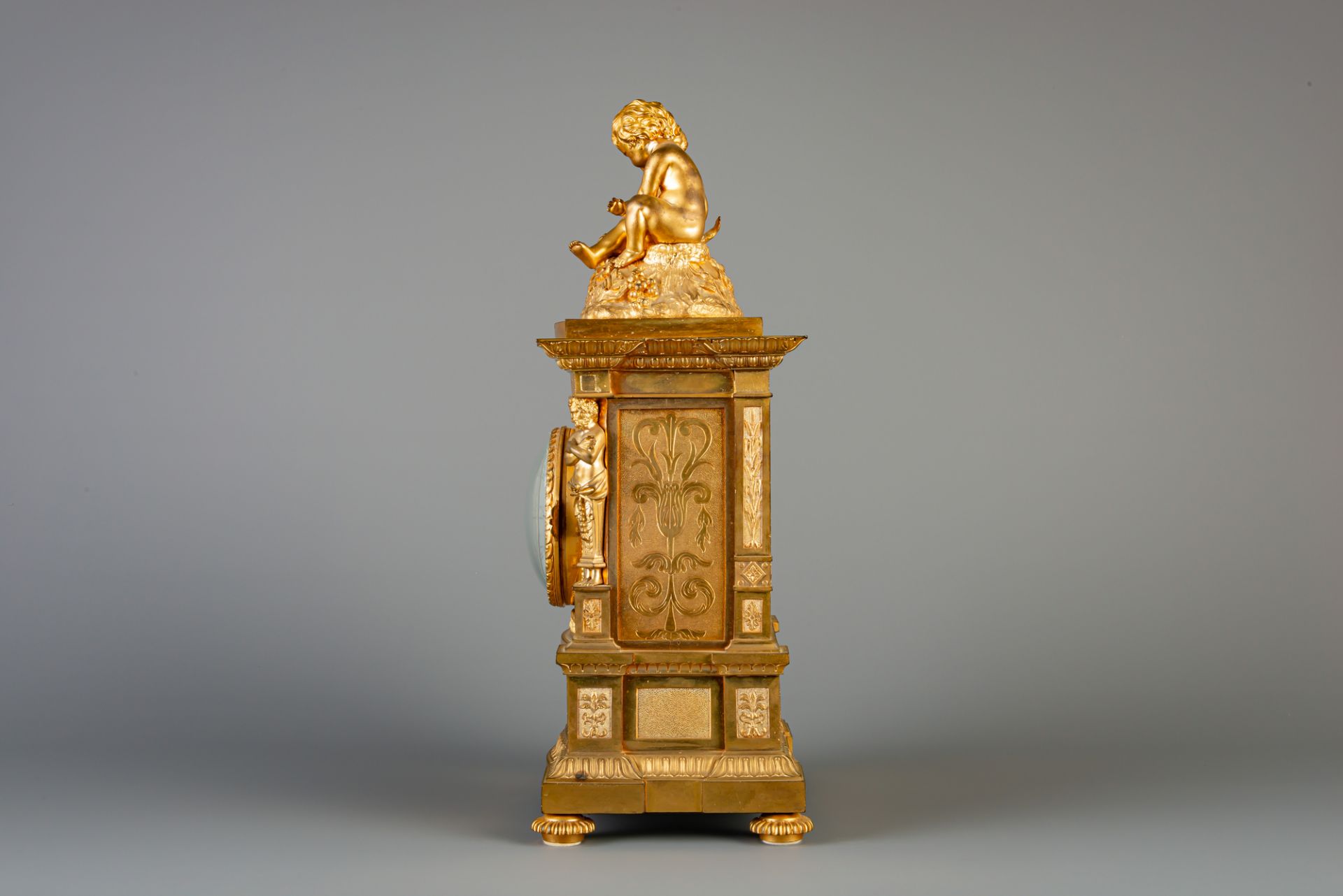 A gilt bronze mantel clock crowned with two putti and a lizard, France, 19th C. - Image 2 of 6