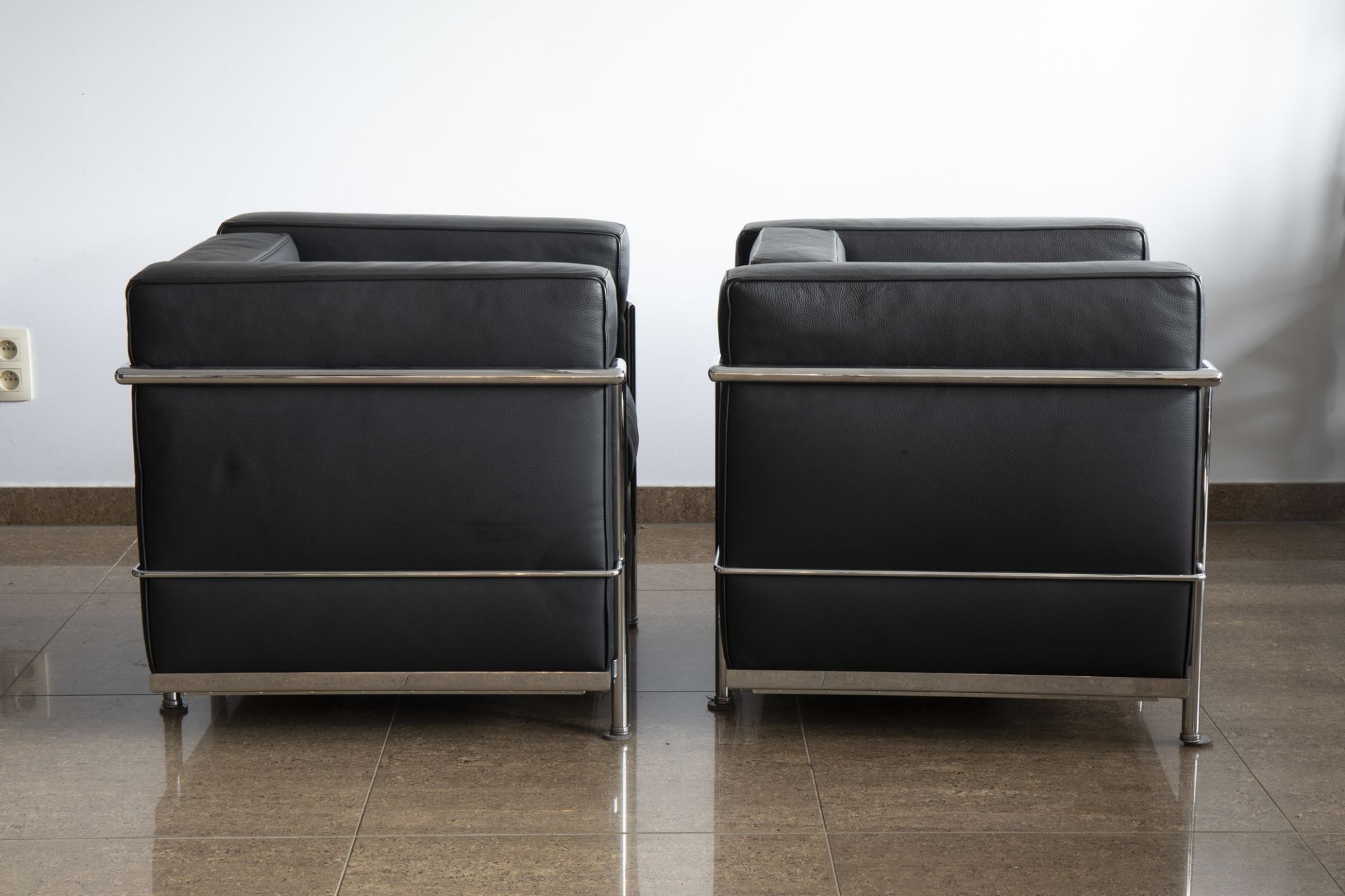 After Le Corbusier (1887-1965): Two LC2 style black leather armchairs, 20th C. - Image 4 of 7