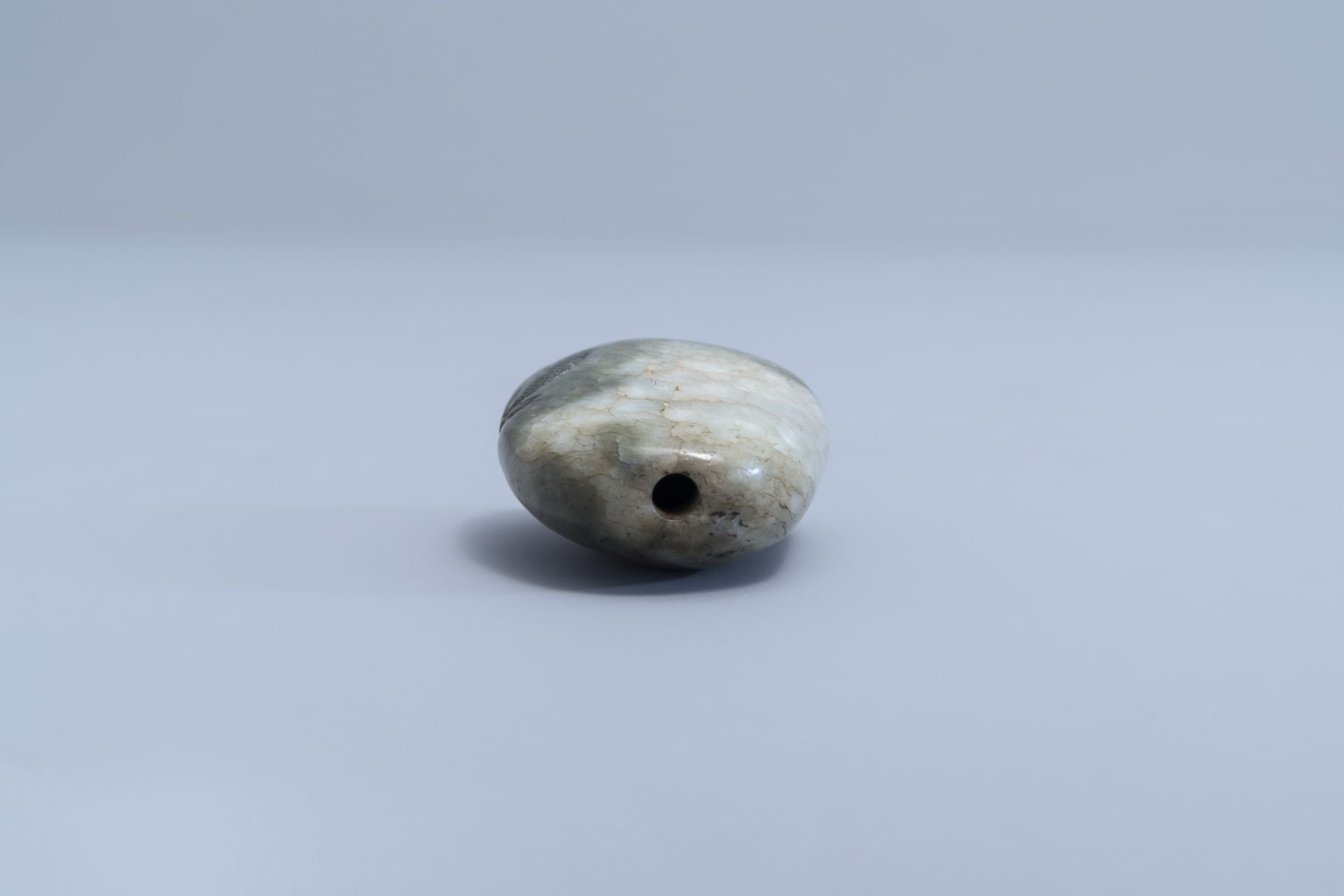 A Chinese greyish jade snuff bottle with incised floral design, 19th/20th C. - Image 7 of 8