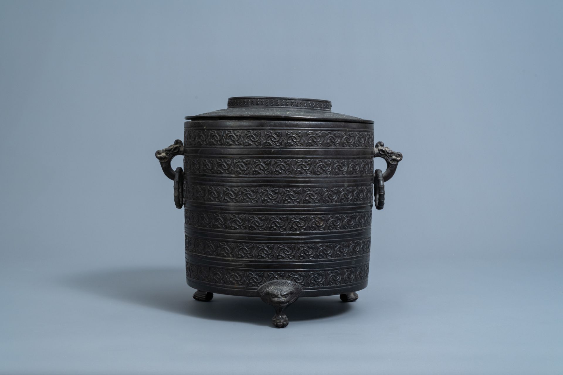 A Chinese bronze tripod censer and cover, Ming/Qing - Image 2 of 7