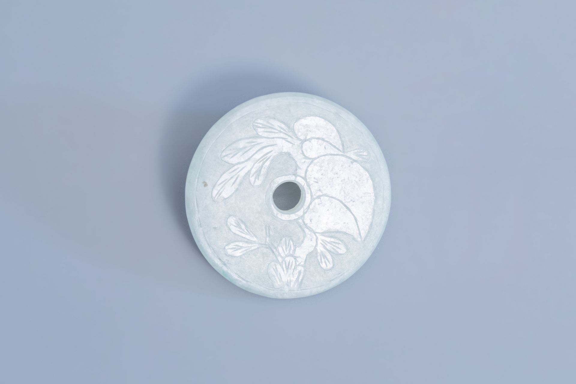 A Chinese pale celadon jade bi disc, 19th/20th C. - Image 4 of 8