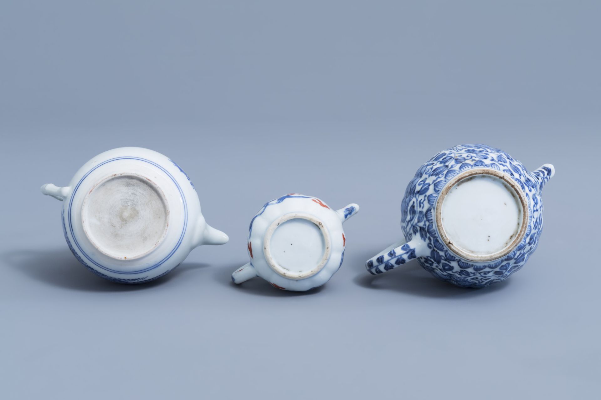 Two Chinese blue and white teapots and an Imari style teapot with floral design, Kangxi en later - Image 7 of 9