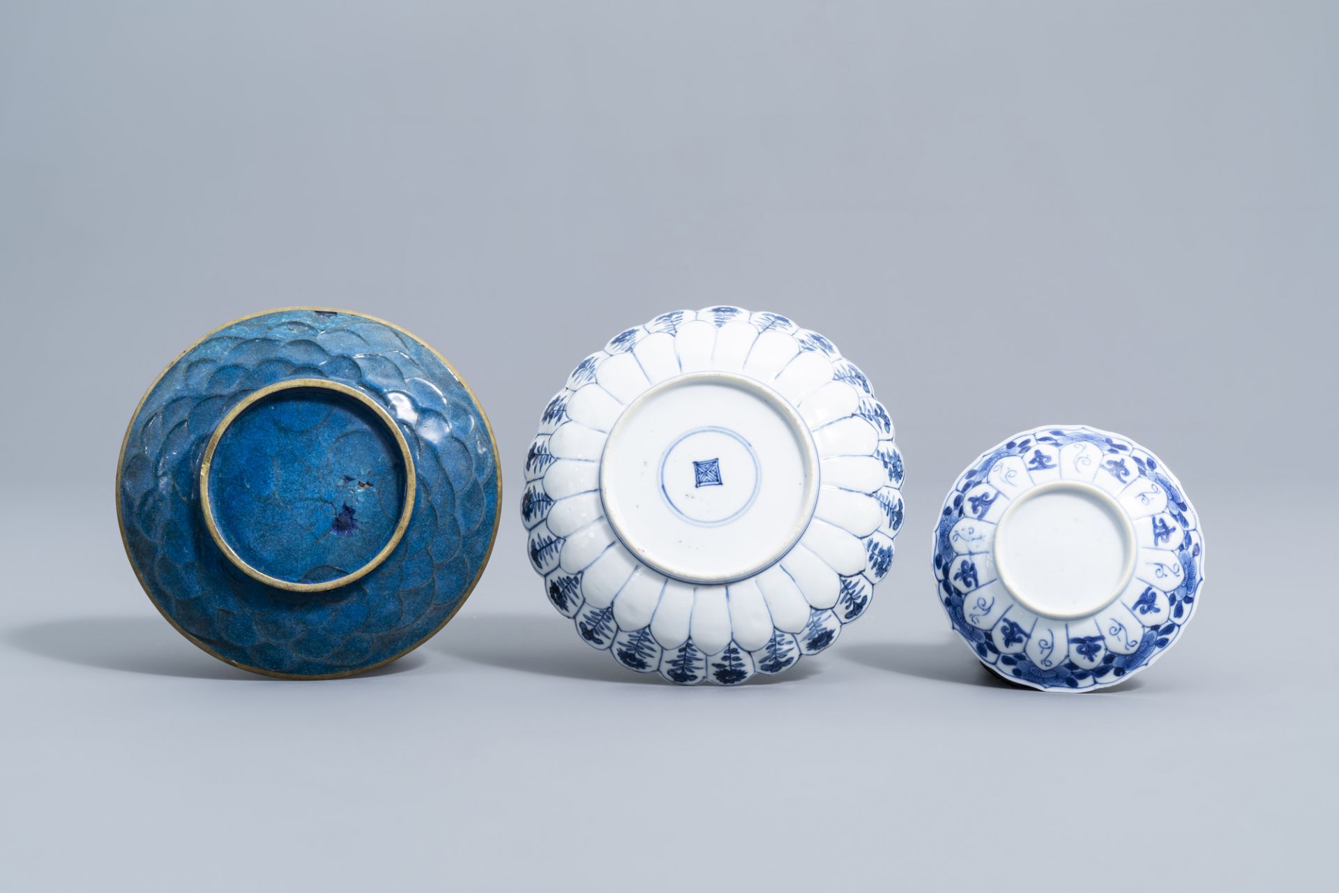 A varied collection of Chinese and Japanese blue, white, famille rose and Imari porcelain and a cloi - Image 7 of 9