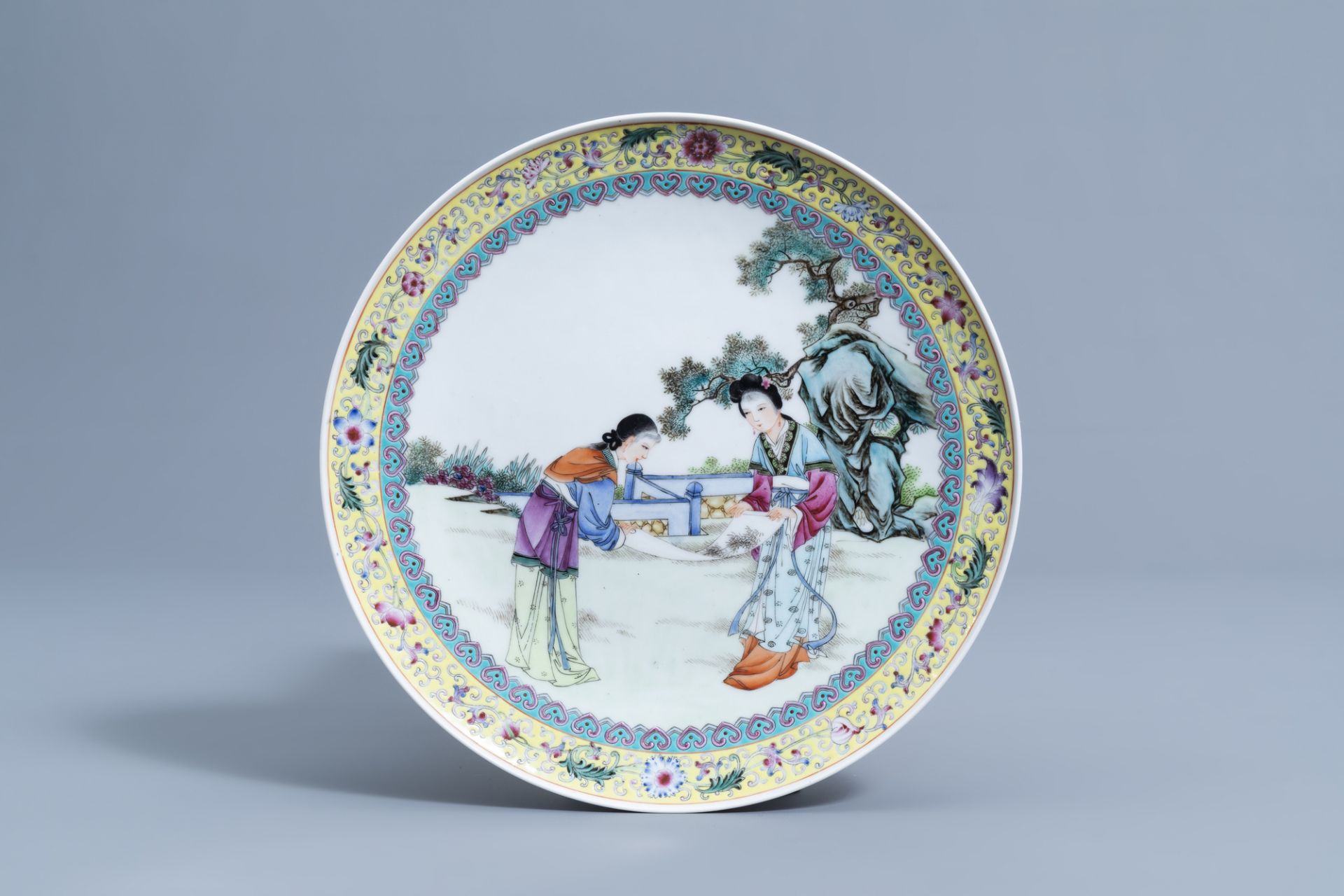 Two Chinese famille rose dishes with ladies on a terrace, Qianlong mark, 20th C. - Image 4 of 5