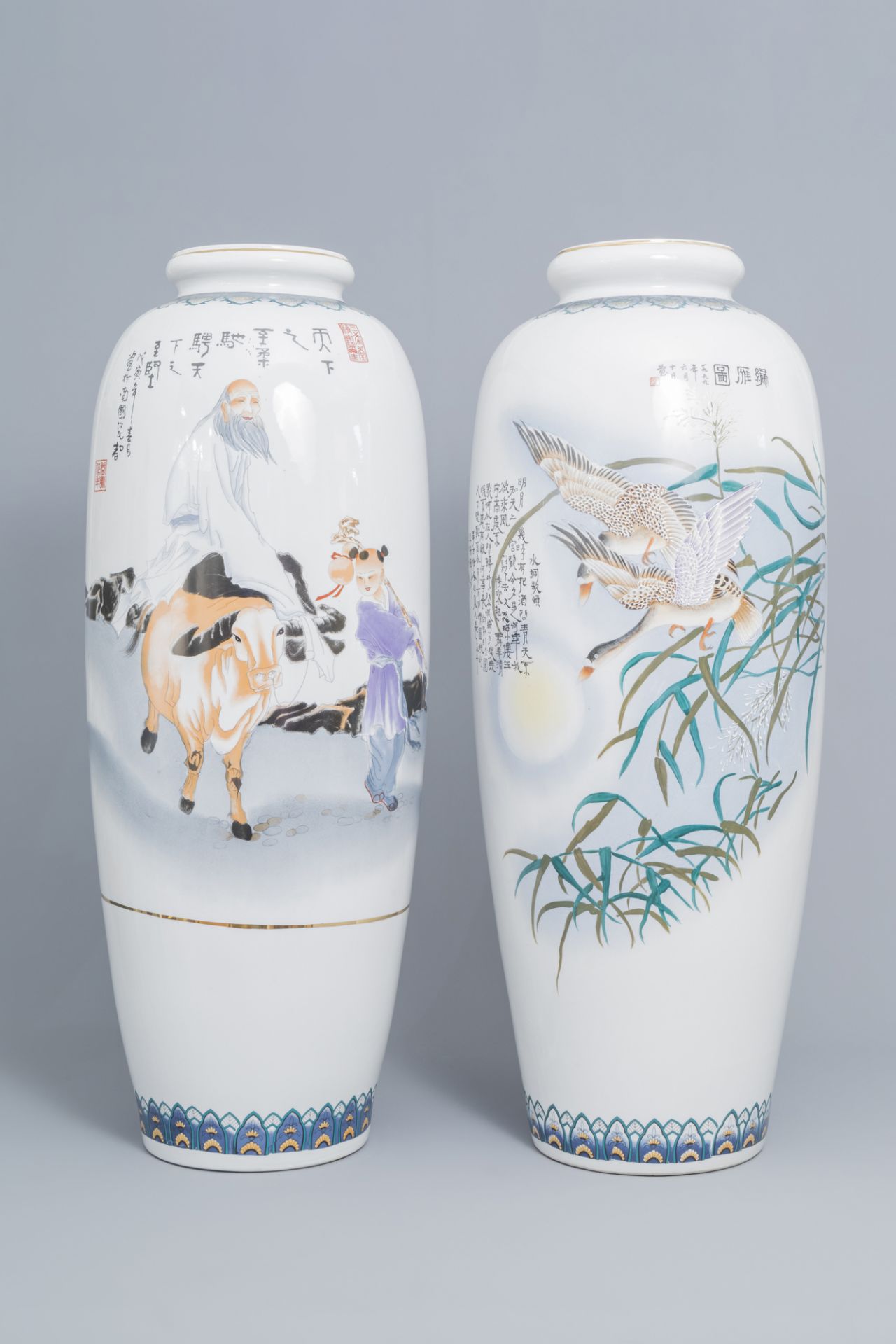 Two large Chinese polychrome vases with ducks and figures in a landscape, 20th C. - Bild 2 aus 7