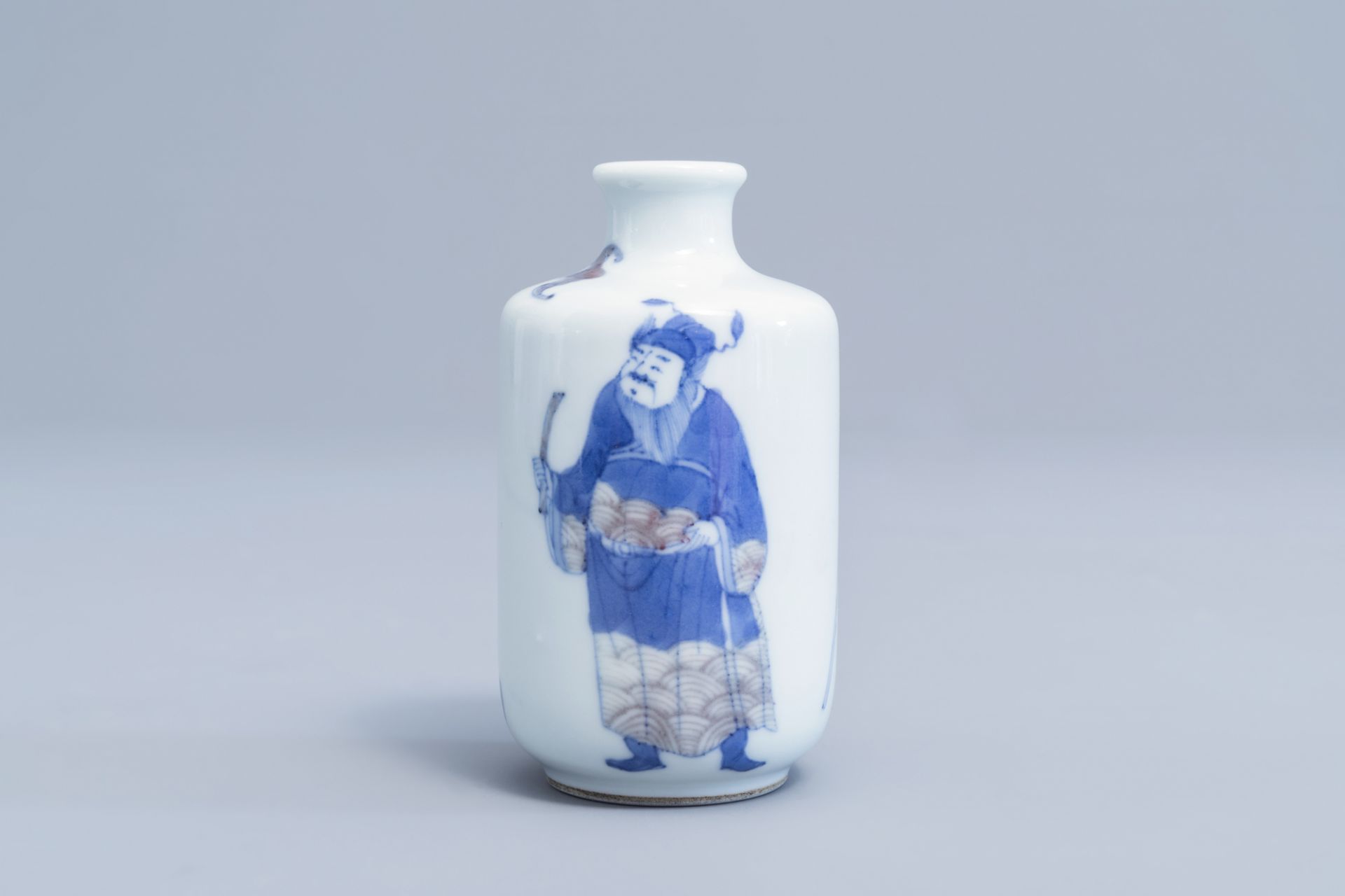 A Chinese blue, white and underglaze red snuff bottle with figures, 19th/20th C. - Image 2 of 7