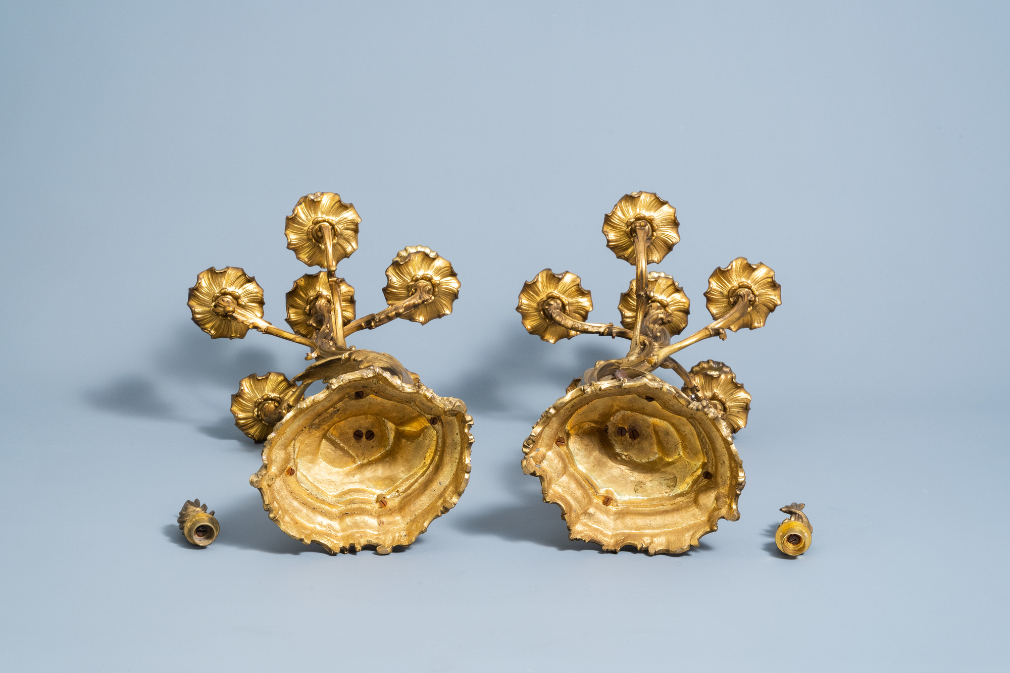 A pair of French gilt and patinated bronze Louis XV style five-light candelabra, 19th/20th C. - Image 4 of 4