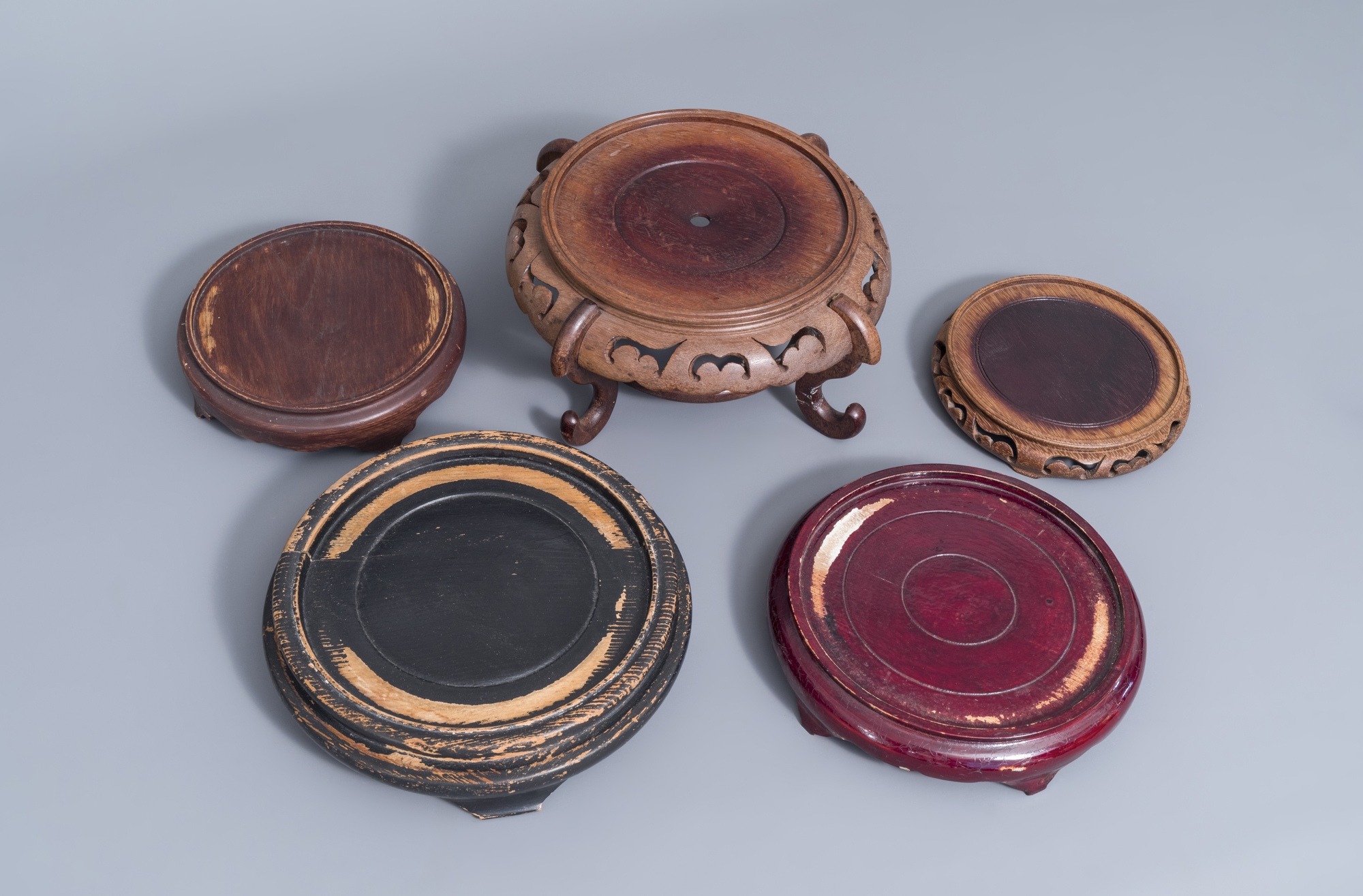 A collection of Chinese wooden stands and a carved wooden stand with marble top, 19th/20th C. - Image 7 of 14