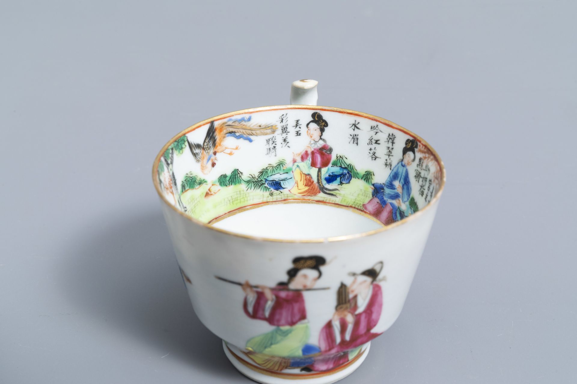 A Chinese Imari style charger with floral design and two famille rose saucers and a cup, 18th/19th C - Image 13 of 14