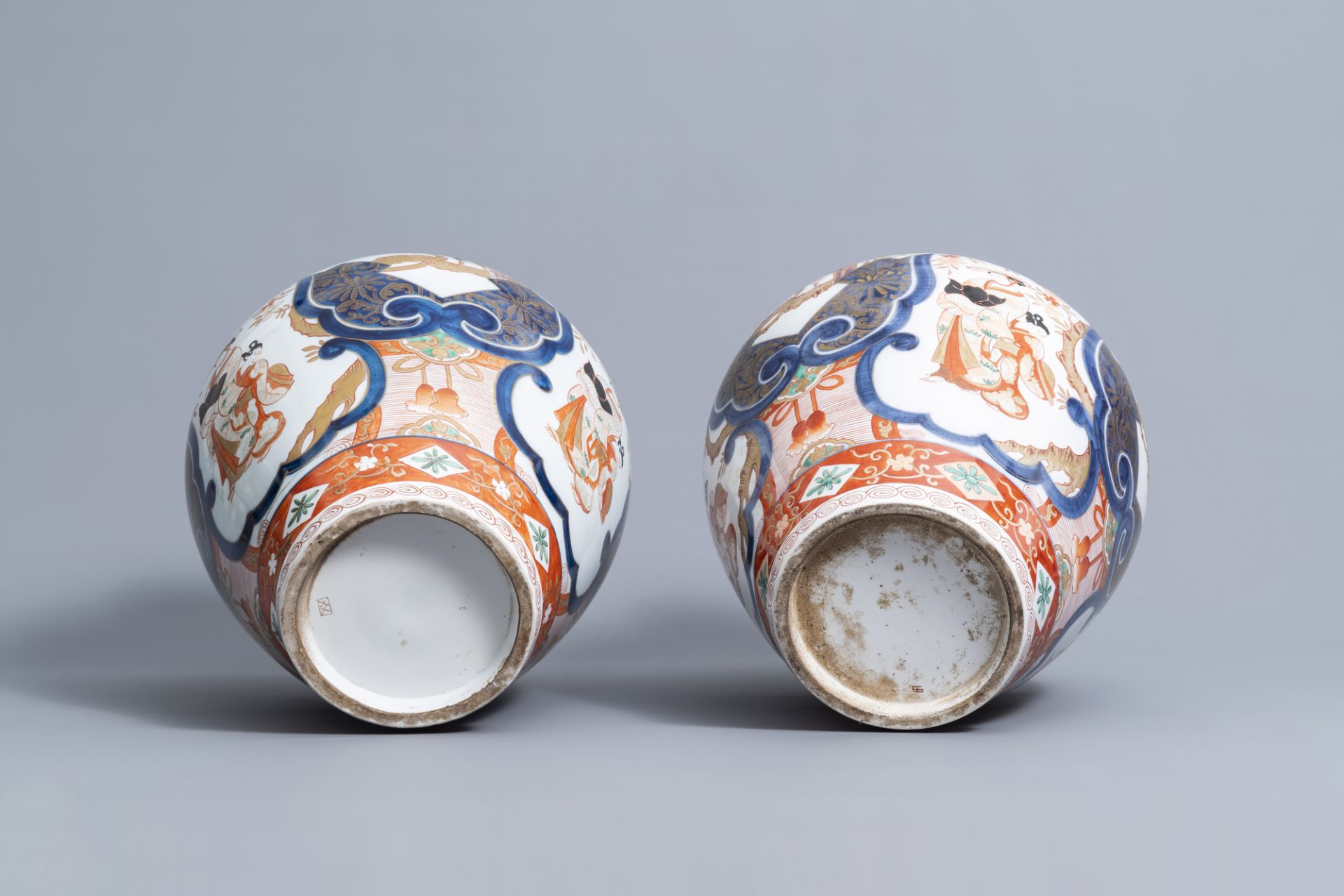 A pair of French Samson Imari style vases and covers with birds among flower branches and figures, 1 - Image 5 of 8