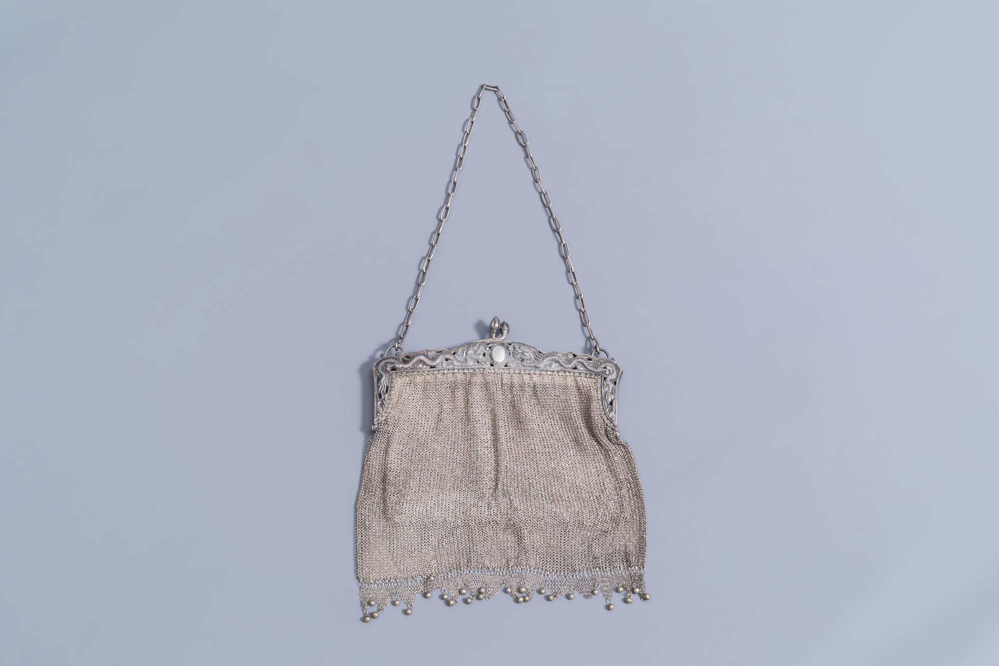 A Chinese silver chainmail purse, 800/000, 19th/20th C. - Image 2 of 7