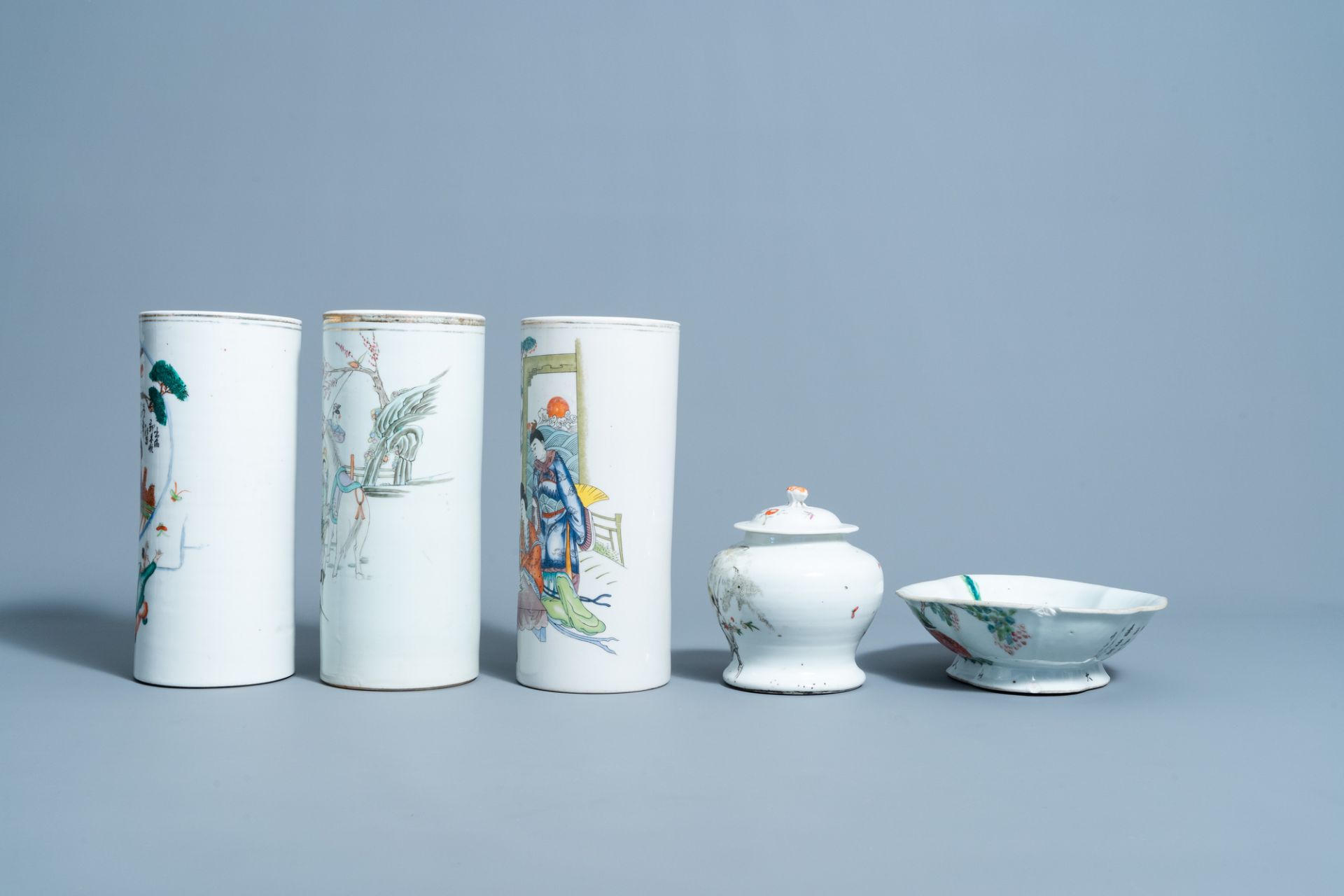 A varied collection of Chinese qianjiang cai and famille rose porcelain, 19th/20th C. - Image 4 of 8