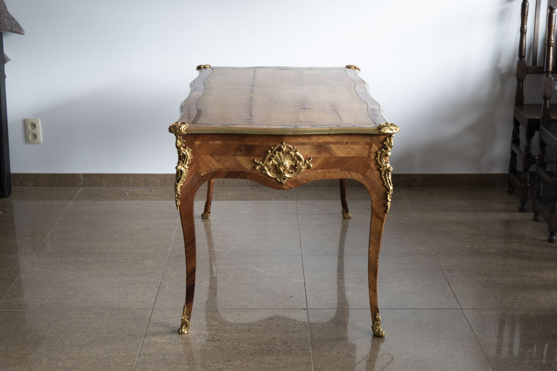 An extremely fine French Louis XV style gilt bronze chinoiserie mounted kingwood bureau plat, mid 18 - Image 4 of 7