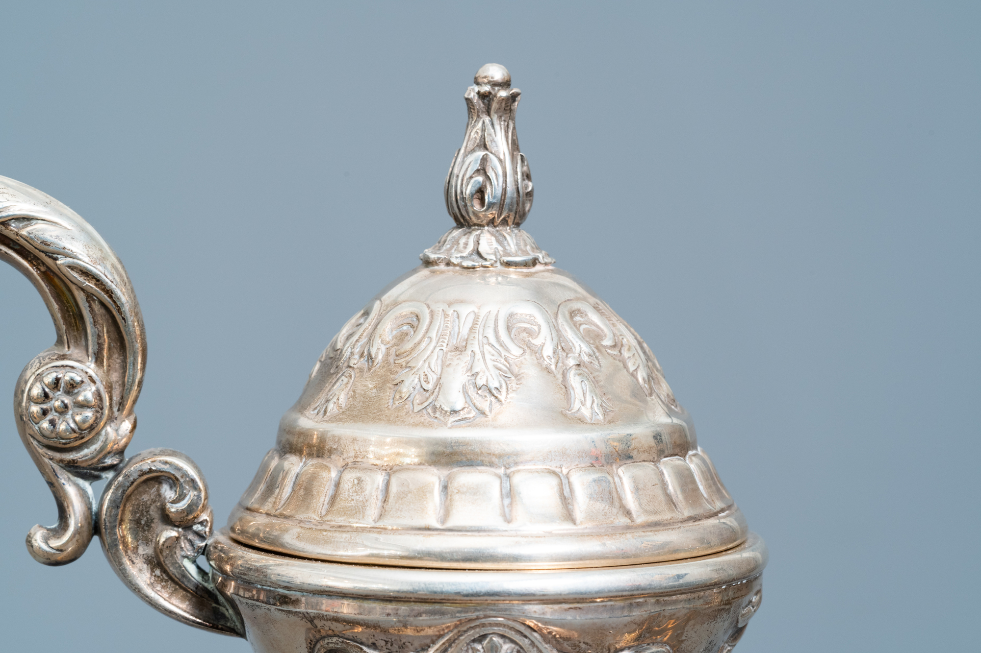 A Spanish inlaid silver Historicism jug with floral design and swans, 20th C. - Image 11 of 17