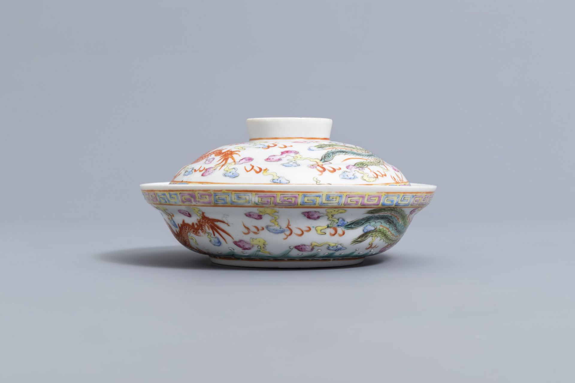 A Chinese famille rose 'dragons and phoenix' bowl and cover, Jingdezhen mark, 20th C. - Bild 5 aus 7