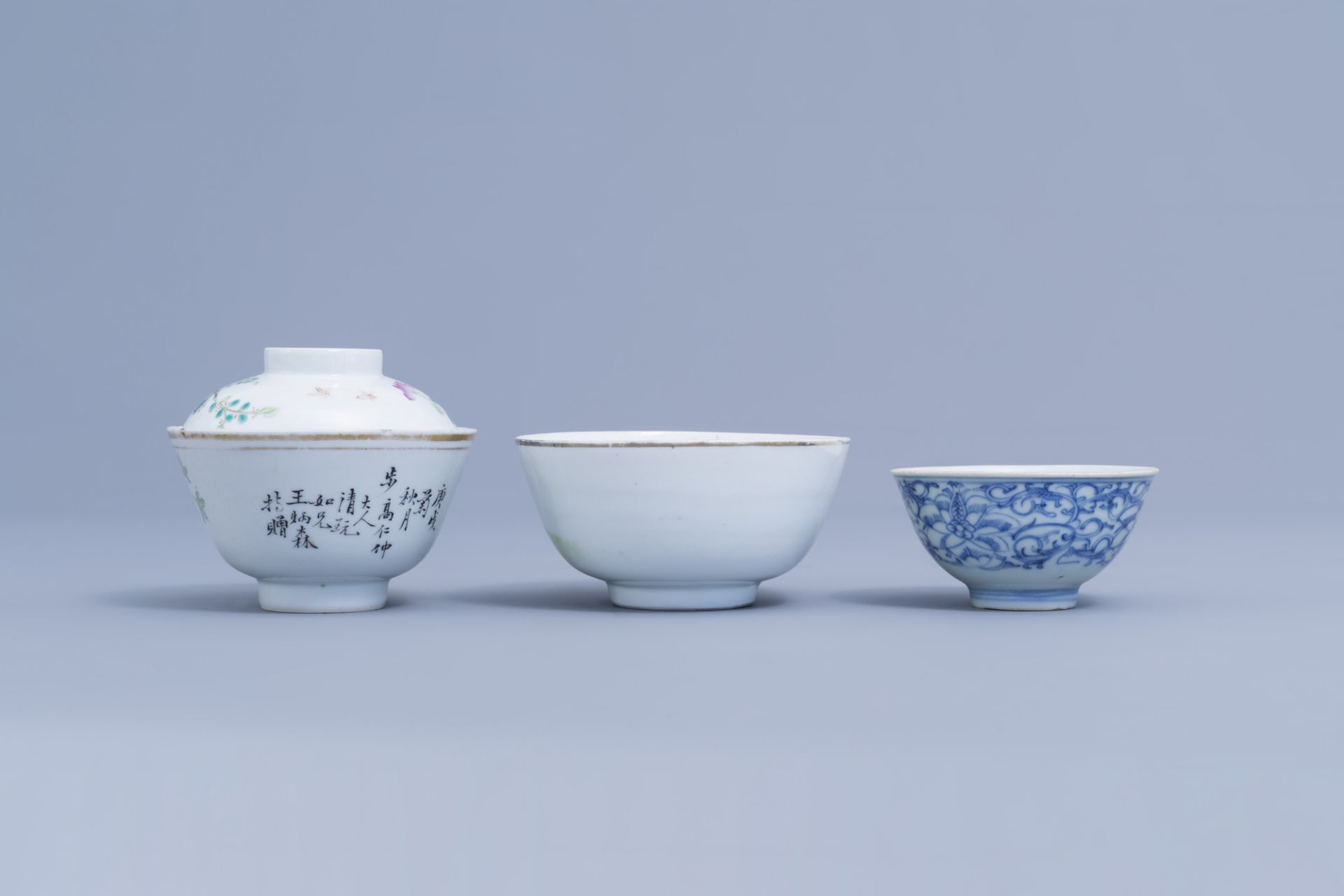 A varied collection of Chinese polychrome porcelain, 19th/20th C. - Image 10 of 15