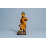 A Chinese gilt and lacquered wooden figure of Guandi, 18th/19th C.